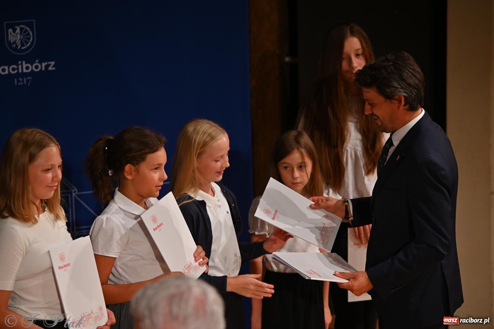 Zdjęcie w galerii na portalu naszraciborz.pl: Prymusi raciborskich szkół odebrali stypendia i gratulacje [FOTO] wiadomości z regionu