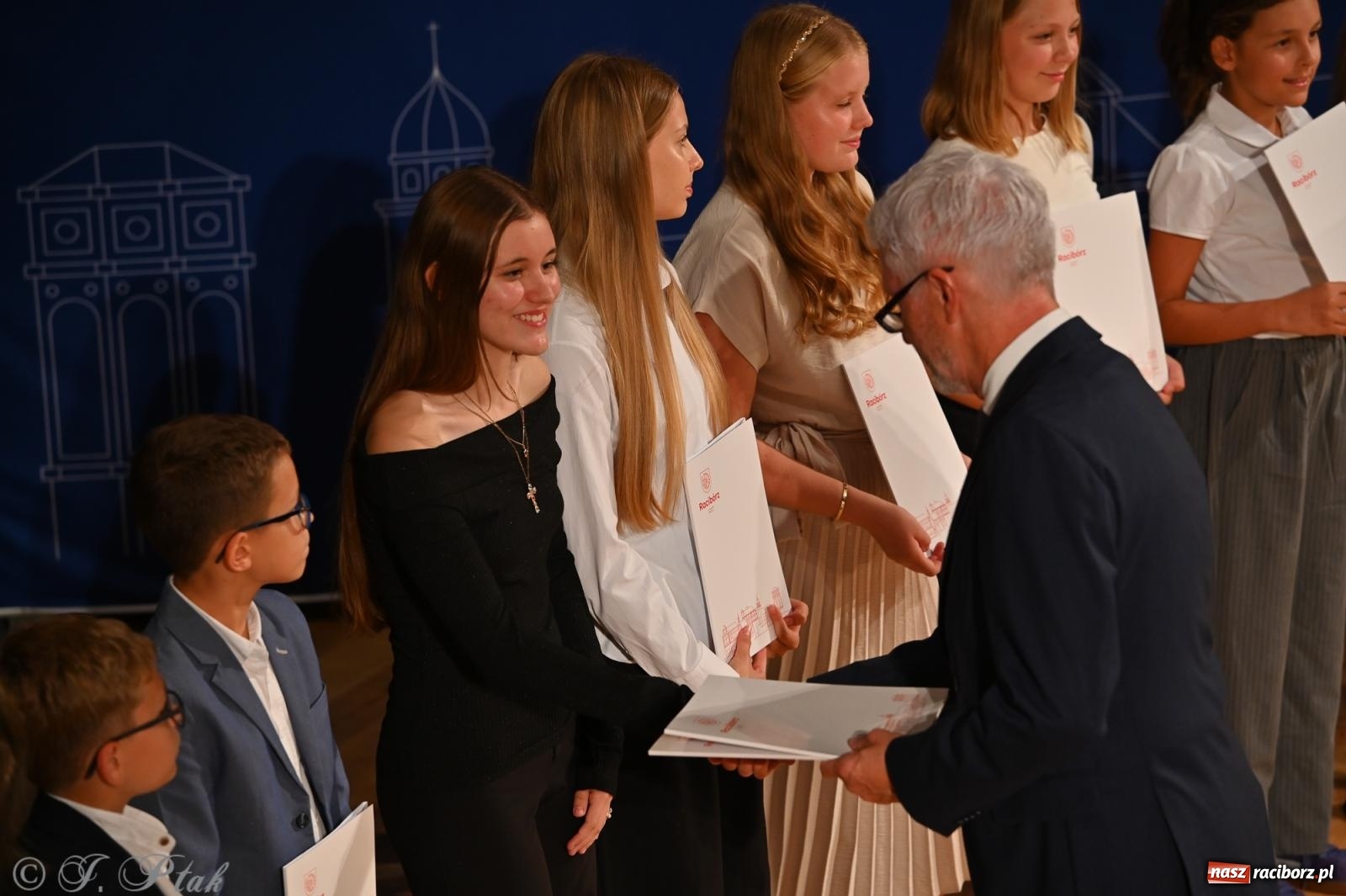 Zdjęcie w galerii na portalu naszraciborz.pl: Prymusi raciborskich szkół odebrali stypendia i gratulacje [FOTO] wiadomości z regionu