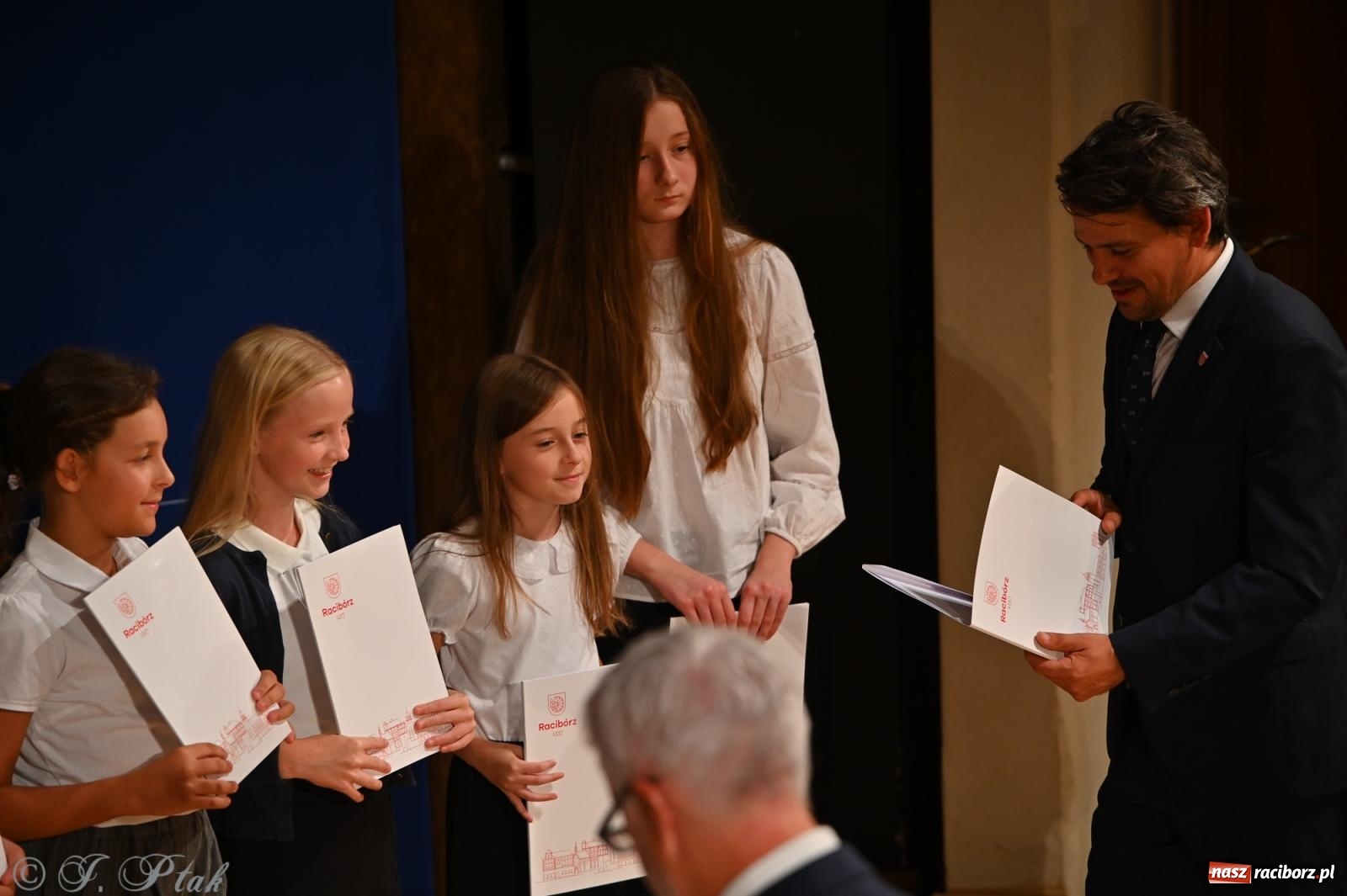 Zdjęcie w galerii na portalu naszraciborz.pl: Prymusi raciborskich szkół odebrali stypendia i gratulacje [FOTO] wiadomości z regionu