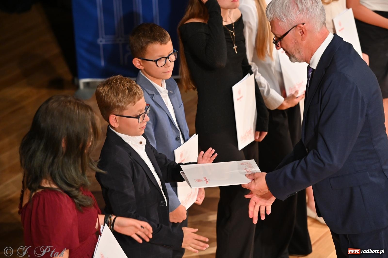 Zdjęcie w galerii na portalu naszraciborz.pl: Prymusi raciborskich szkół odebrali stypendia i gratulacje [FOTO] wiadomości z regionu