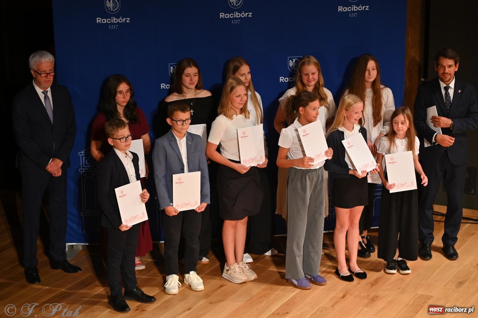 Zdjęcie w galerii na portalu naszraciborz.pl: Prymusi raciborskich szkół odebrali stypendia i gratulacje [FOTO] wiadomości z regionu
