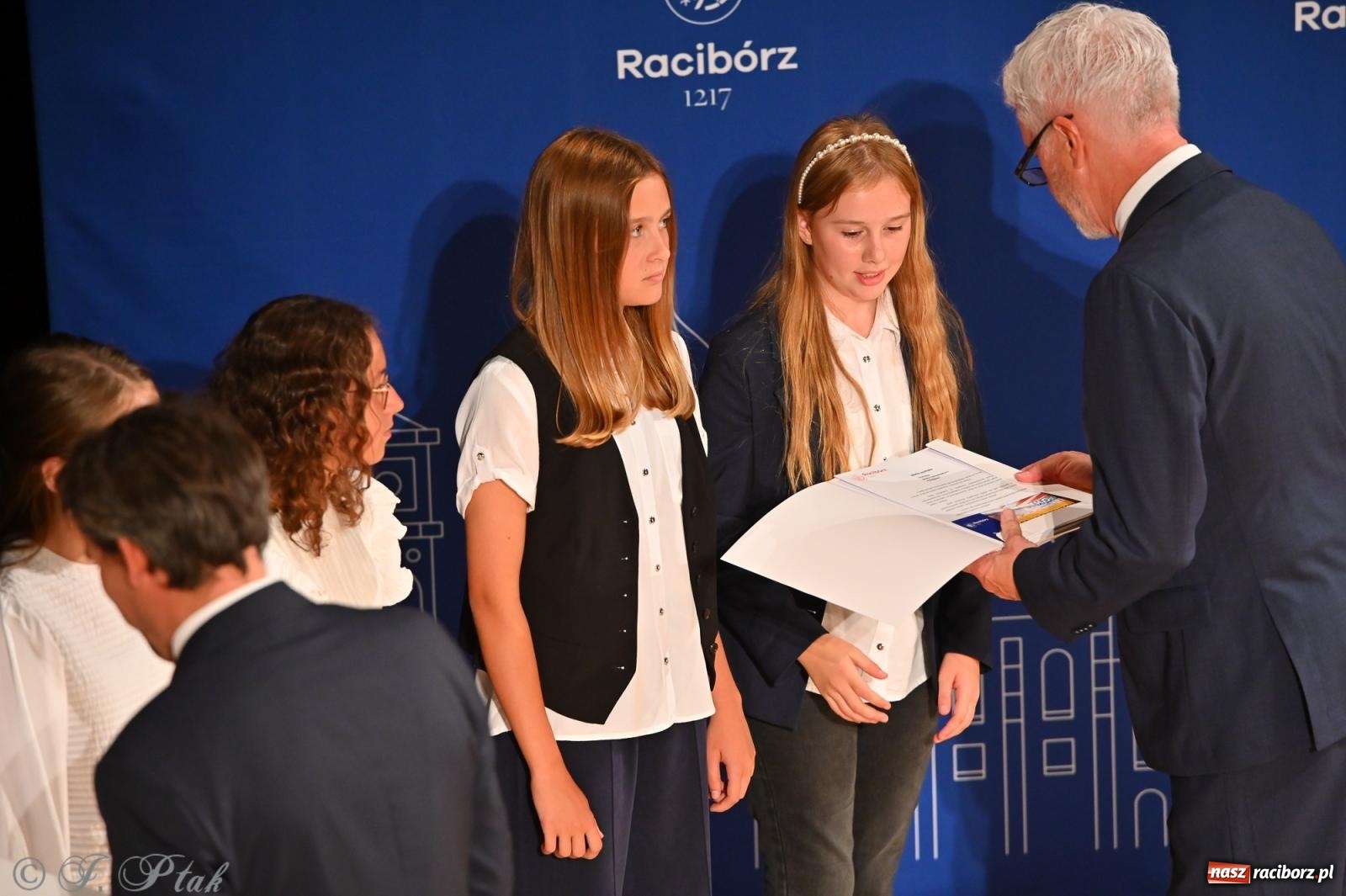 Zdjęcie w galerii na portalu naszraciborz.pl: Prymusi raciborskich szkół odebrali stypendia i gratulacje [FOTO] wiadomości z regionu