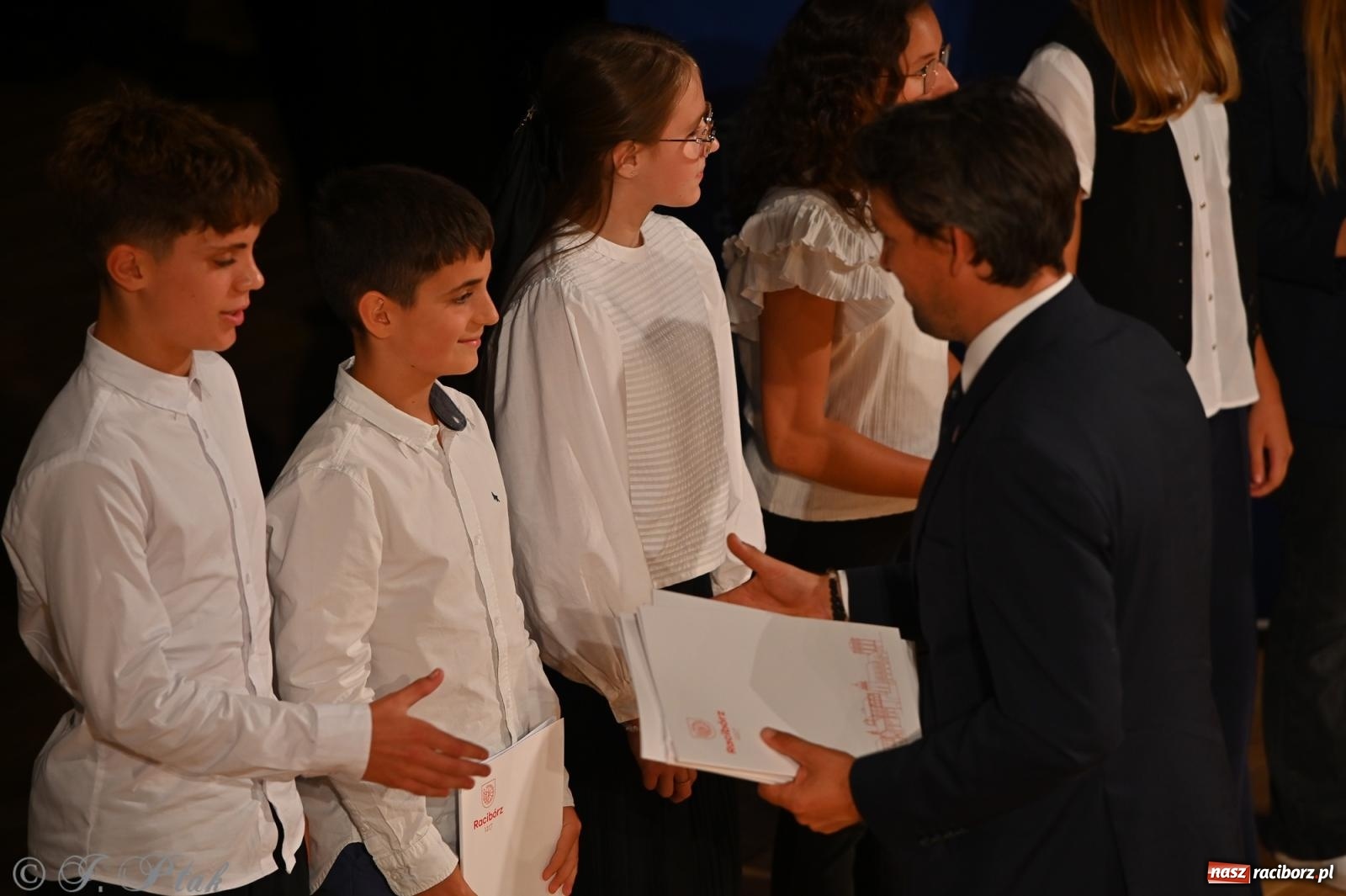 Zdjęcie w galerii na portalu naszraciborz.pl: Prymusi raciborskich szkół odebrali stypendia i gratulacje [FOTO] wiadomości z regionu