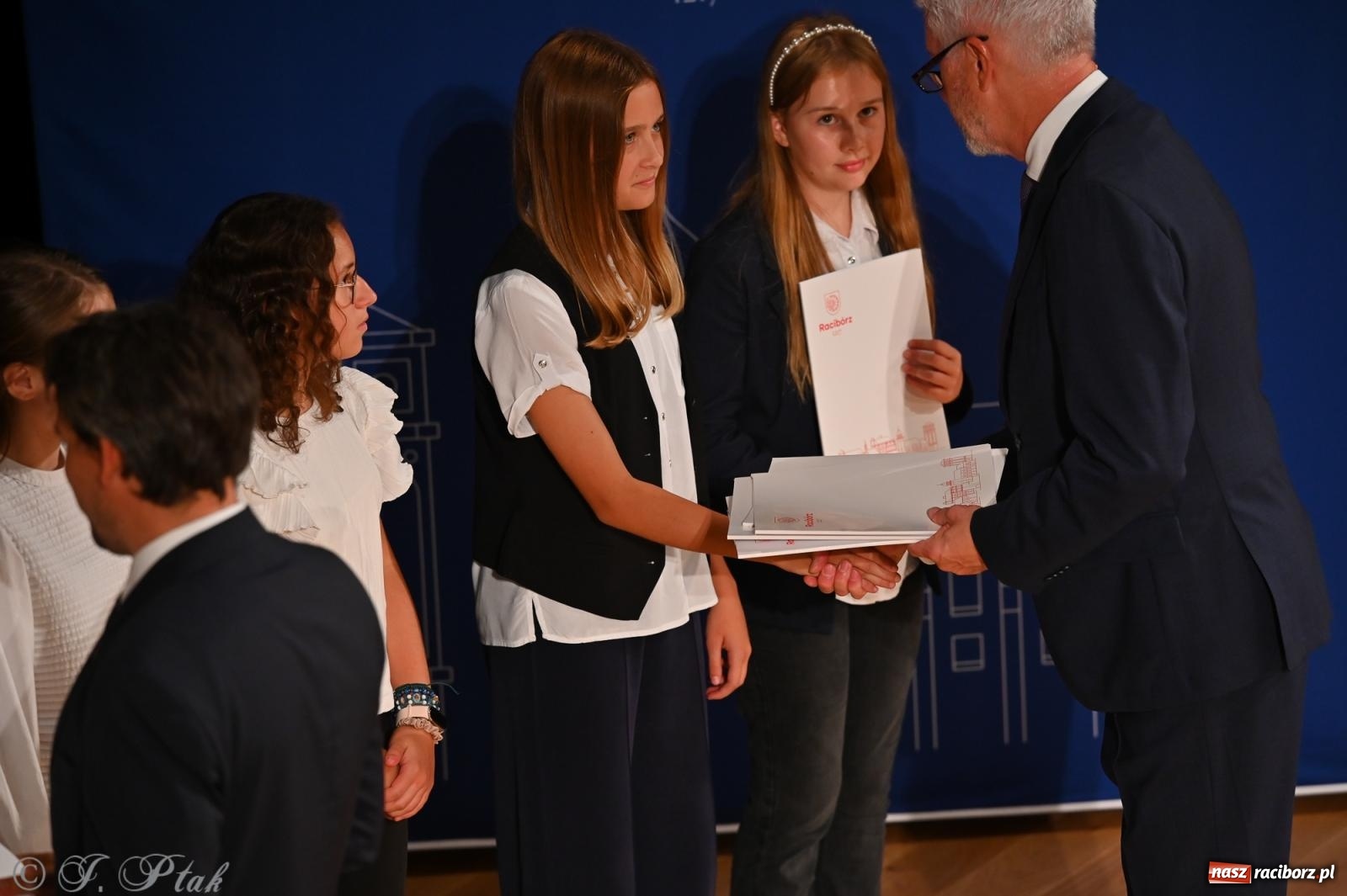 Zdjęcie w galerii na portalu naszraciborz.pl: Prymusi raciborskich szkół odebrali stypendia i gratulacje [FOTO] wiadomości z regionu