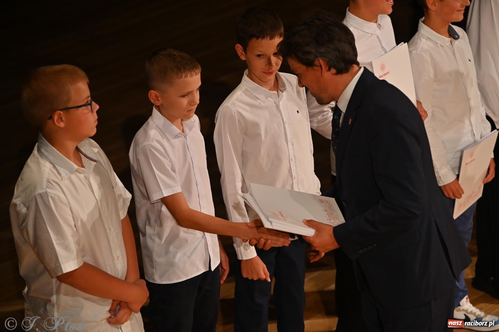 Zdjęcie w galerii na portalu naszraciborz.pl: Prymusi raciborskich szkół odebrali stypendia i gratulacje [FOTO] wiadomości z regionu