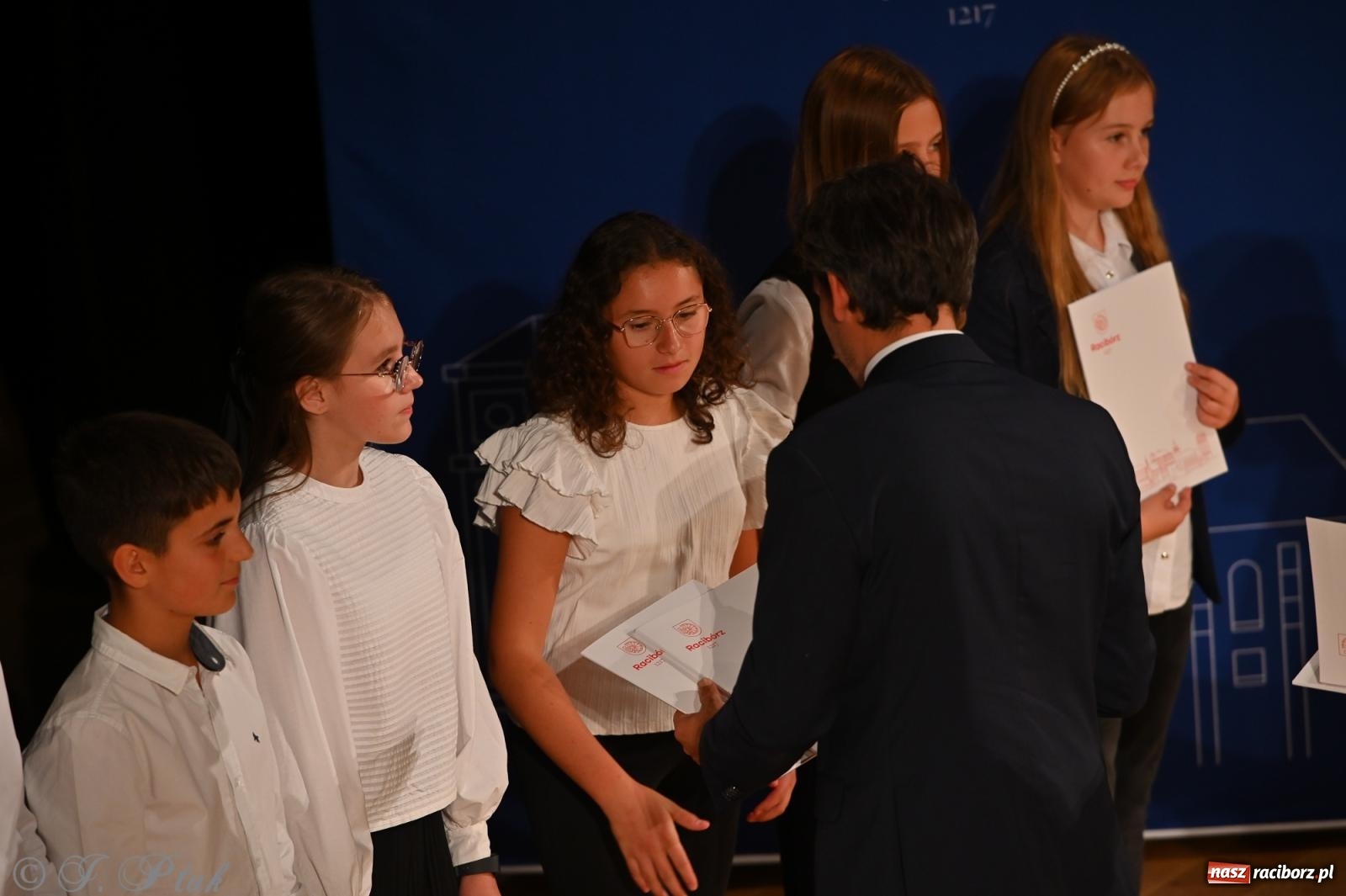 Zdjęcie w galerii na portalu naszraciborz.pl: Prymusi raciborskich szkół odebrali stypendia i gratulacje [FOTO] wiadomości z regionu