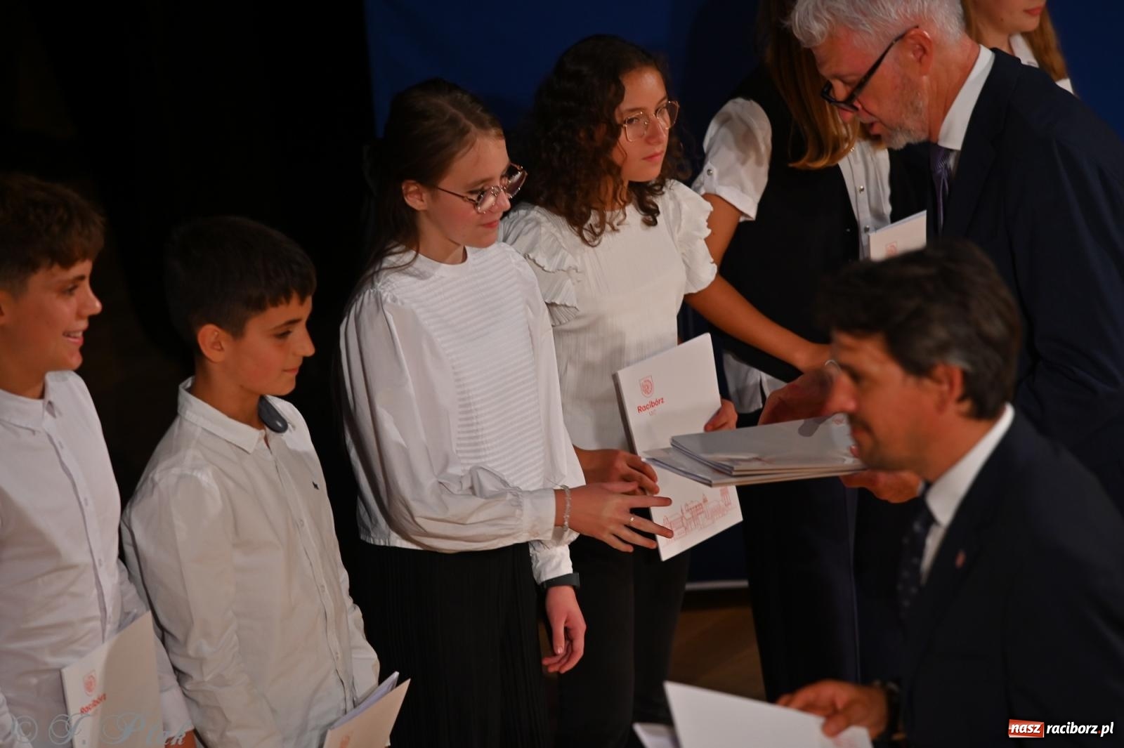 Zdjęcie w galerii na portalu naszraciborz.pl: Prymusi raciborskich szkół odebrali stypendia i gratulacje [FOTO] wiadomości z regionu