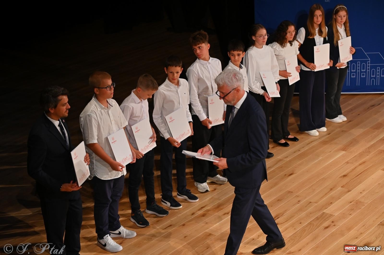 Zdjęcie w galerii na portalu naszraciborz.pl: Prymusi raciborskich szkół odebrali stypendia i gratulacje [FOTO] wiadomości z regionu