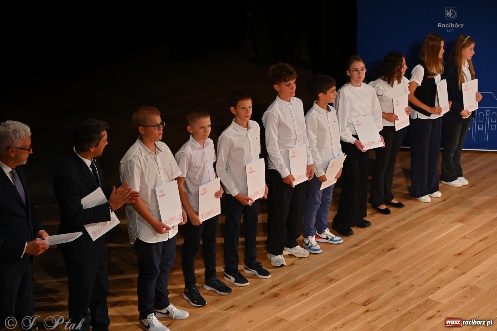 Zdjęcie w galerii na portalu naszraciborz.pl: Prymusi raciborskich szkół odebrali stypendia i gratulacje [FOTO] wiadomości z regionu