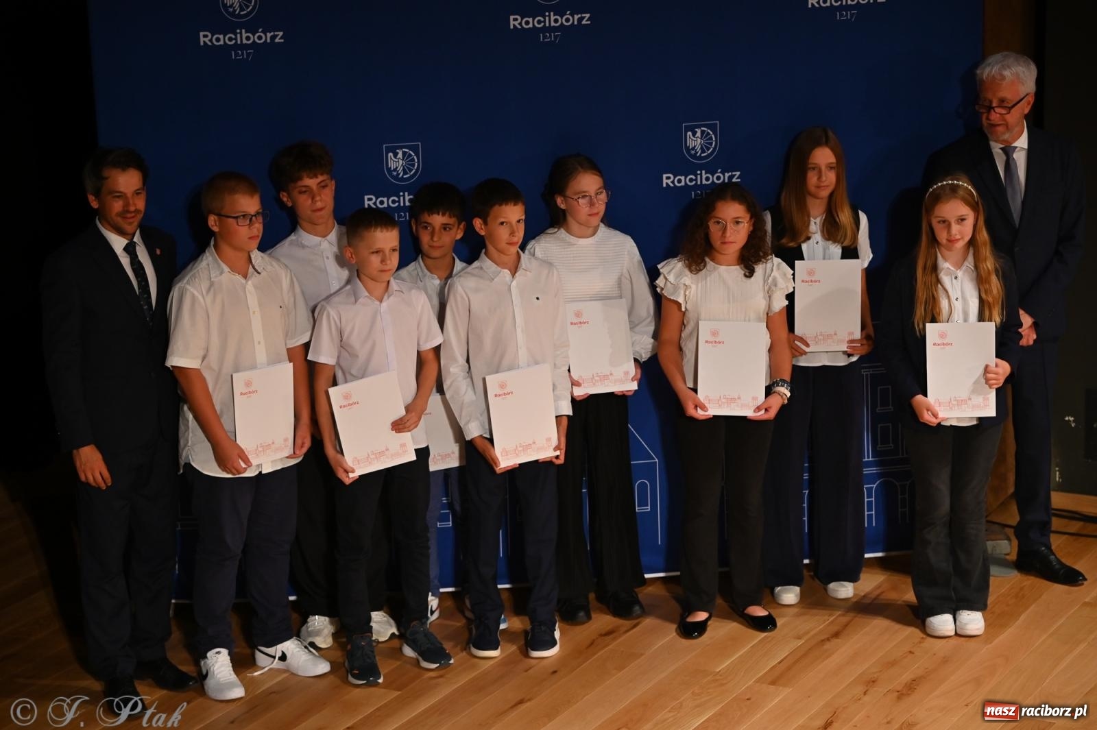 Zdjęcie w galerii na portalu naszraciborz.pl: Prymusi raciborskich szkół odebrali stypendia i gratulacje [FOTO] wiadomości z regionu