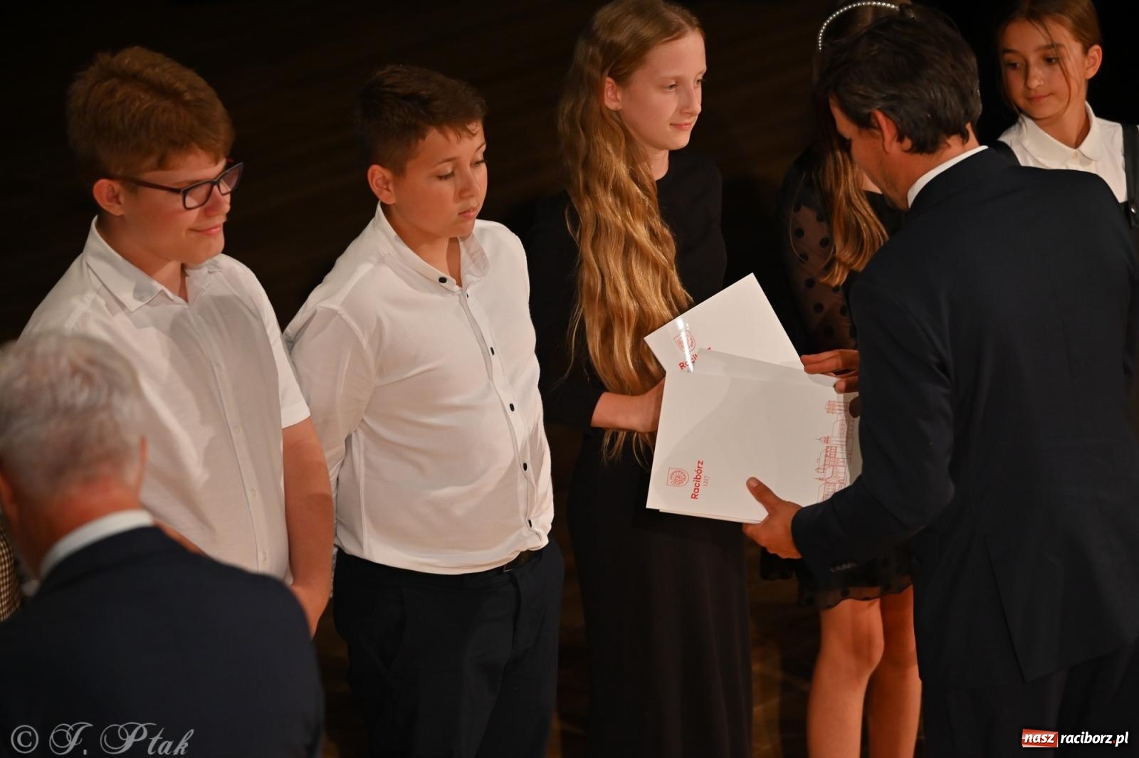 Zdjęcie w galerii na portalu naszraciborz.pl: Prymusi raciborskich szkół odebrali stypendia i gratulacje [FOTO] wiadomości z regionu