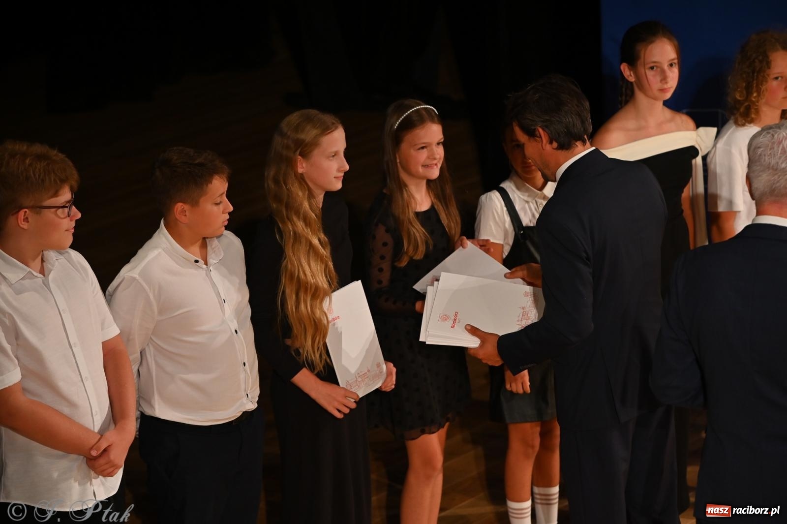 Zdjęcie w galerii na portalu naszraciborz.pl: Prymusi raciborskich szkół odebrali stypendia i gratulacje [FOTO] wiadomości z regionu