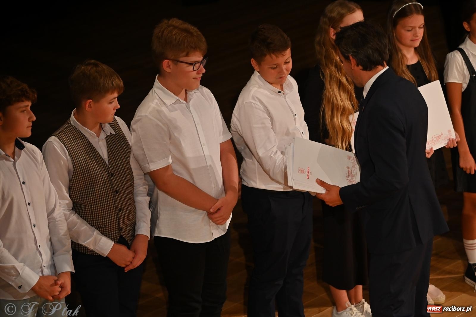 Zdjęcie w galerii na portalu naszraciborz.pl: Prymusi raciborskich szkół odebrali stypendia i gratulacje [FOTO] wiadomości z regionu