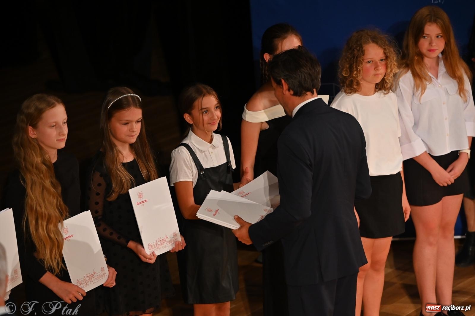 Zdjęcie w galerii na portalu naszraciborz.pl: Prymusi raciborskich szkół odebrali stypendia i gratulacje [FOTO] wiadomości z regionu