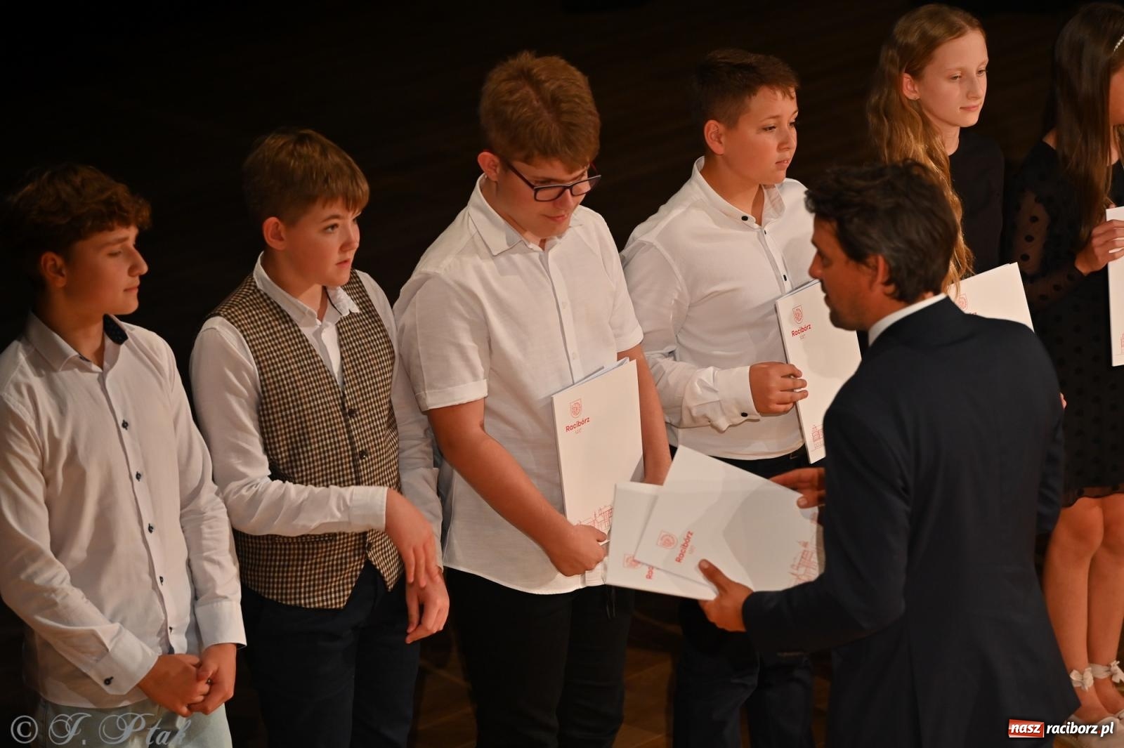 Zdjęcie w galerii na portalu naszraciborz.pl: Prymusi raciborskich szkół odebrali stypendia i gratulacje [FOTO] wiadomości z regionu