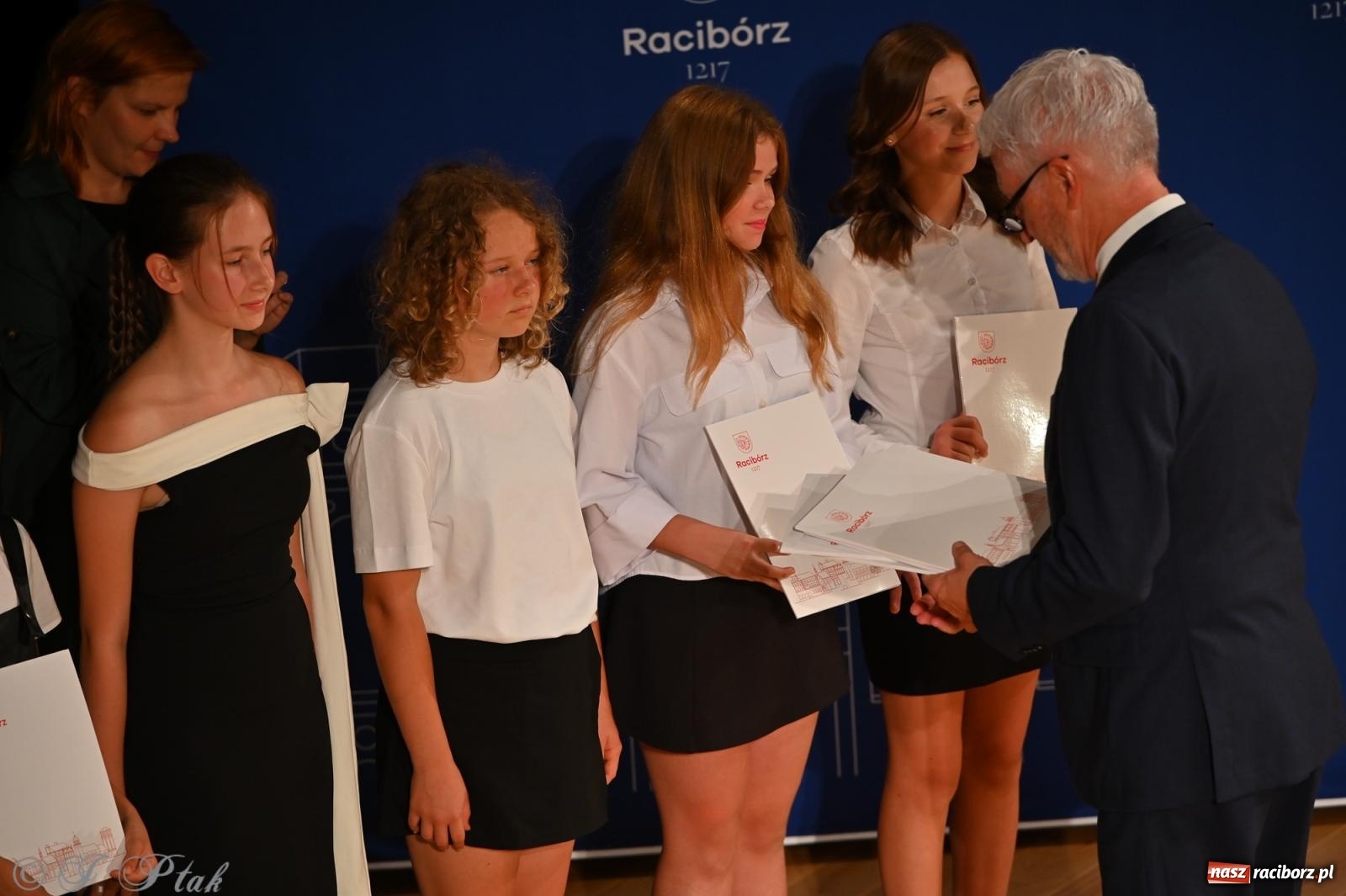 Zdjęcie w galerii na portalu naszraciborz.pl: Prymusi raciborskich szkół odebrali stypendia i gratulacje [FOTO] wiadomości z regionu
