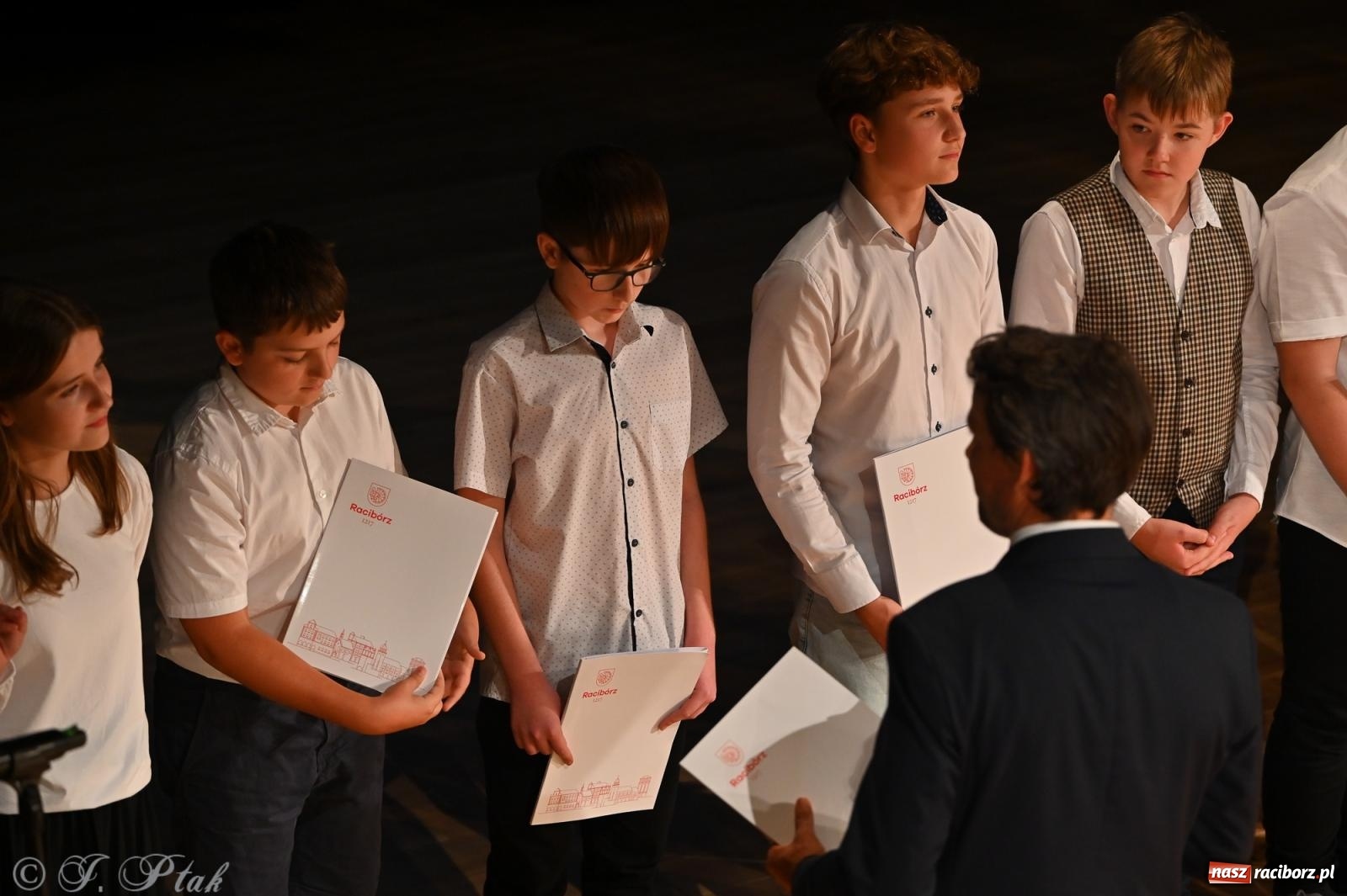 Zdjęcie w galerii na portalu naszraciborz.pl: Prymusi raciborskich szkół odebrali stypendia i gratulacje [FOTO] wiadomości z regionu