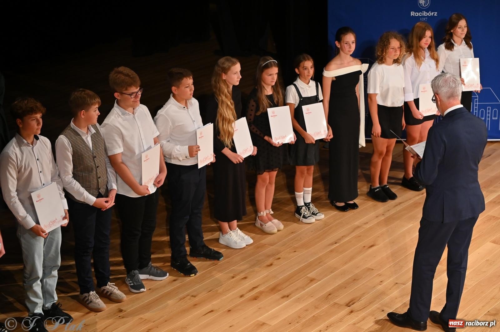 Zdjęcie w galerii na portalu naszraciborz.pl: Prymusi raciborskich szkół odebrali stypendia i gratulacje [FOTO] wiadomości z regionu