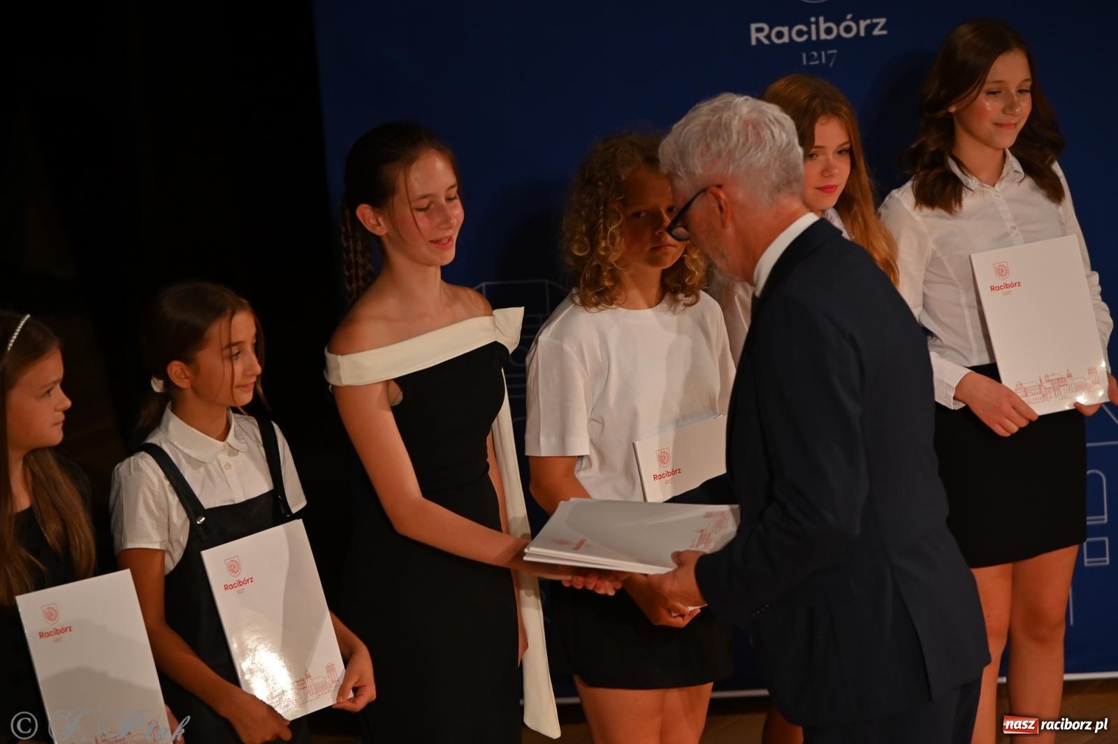 Zdjęcie w galerii na portalu naszraciborz.pl: Prymusi raciborskich szkół odebrali stypendia i gratulacje [FOTO] wiadomości z regionu