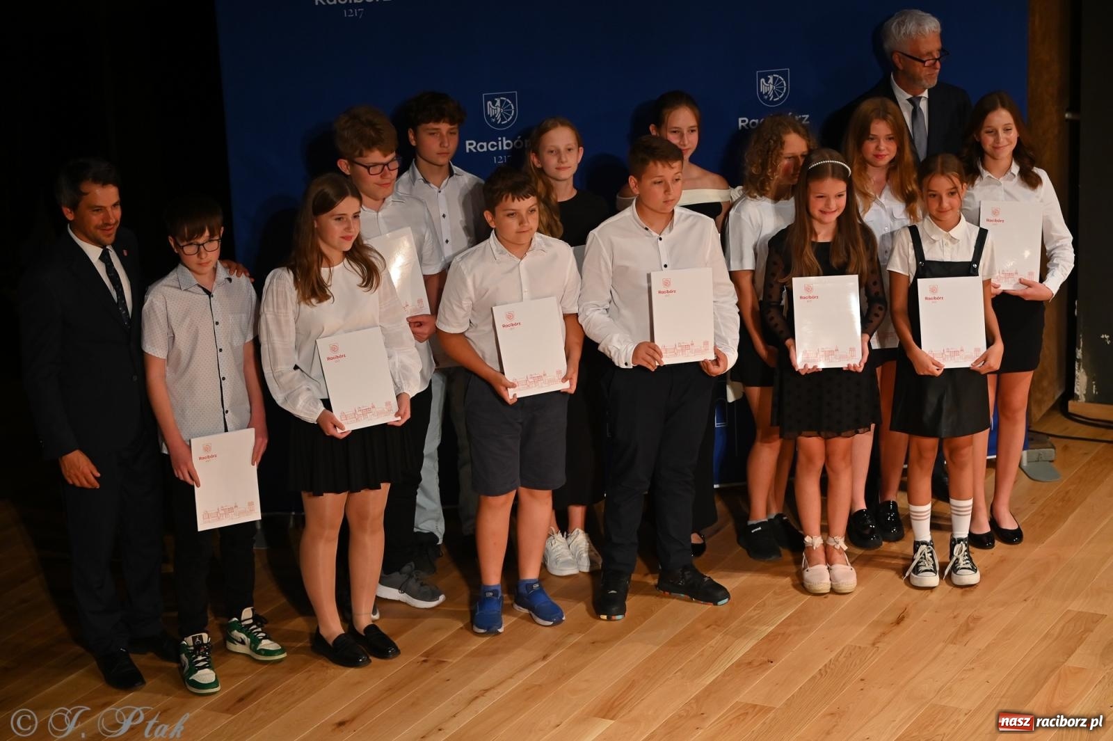 Zdjęcie w galerii na portalu naszraciborz.pl: Prymusi raciborskich szkół odebrali stypendia i gratulacje [FOTO] wiadomości z regionu