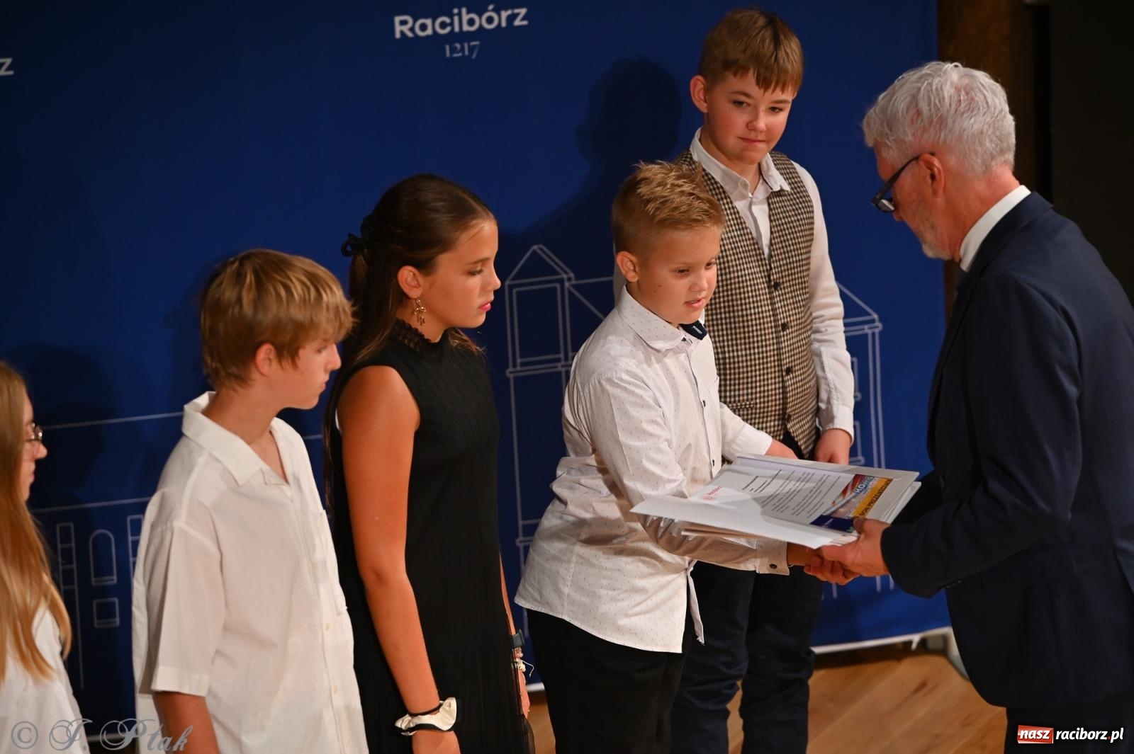 Zdjęcie w galerii na portalu naszraciborz.pl: Prymusi raciborskich szkół odebrali stypendia i gratulacje [FOTO] wiadomości z regionu