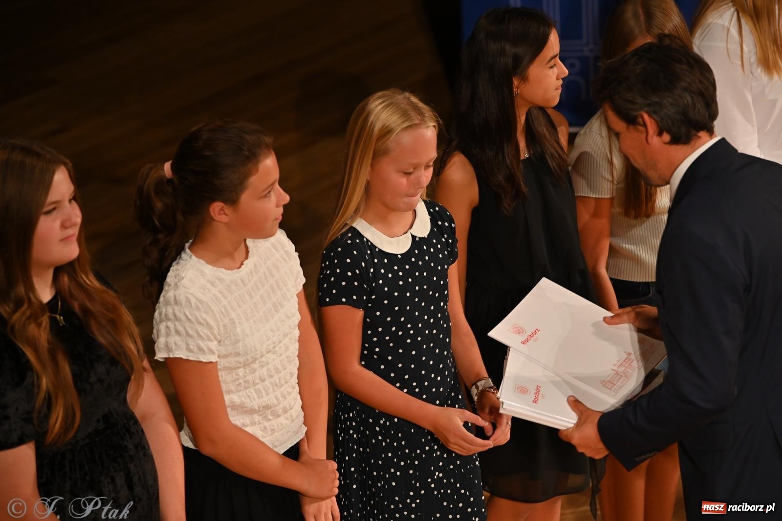 Zdjęcie w galerii na portalu naszraciborz.pl: Prymusi raciborskich szkół odebrali stypendia i gratulacje [FOTO] wiadomości z regionu