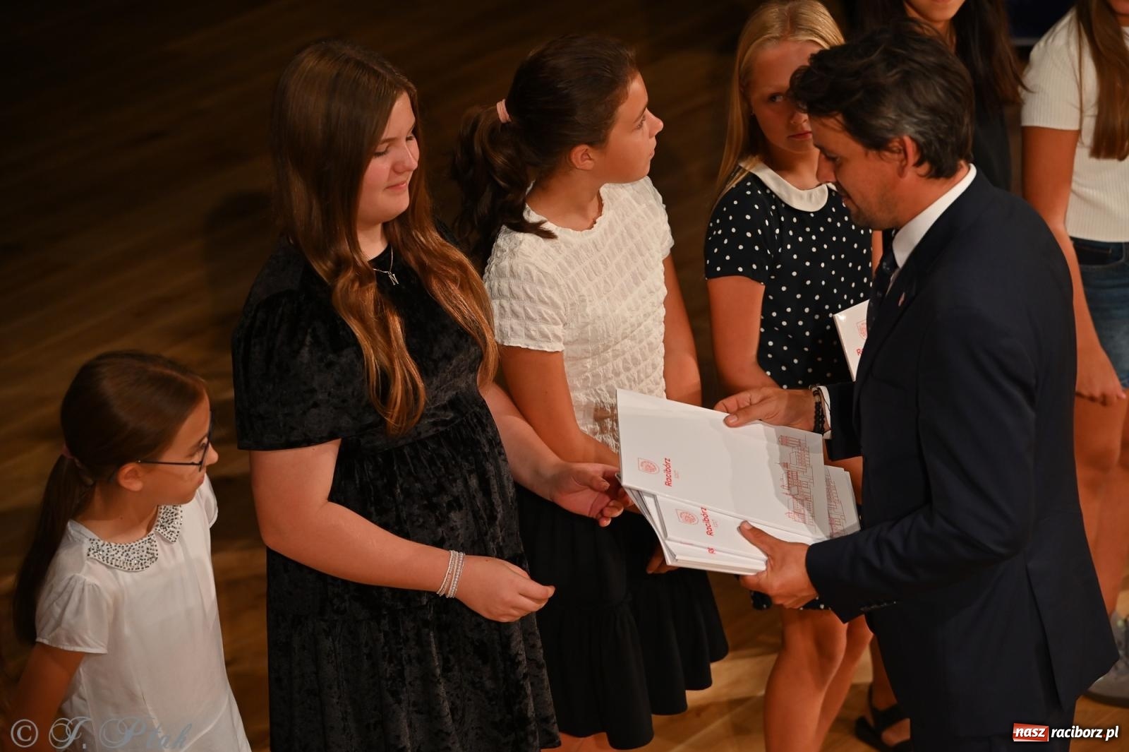 Zdjęcie w galerii na portalu naszraciborz.pl: Prymusi raciborskich szkół odebrali stypendia i gratulacje [FOTO] wiadomości z regionu