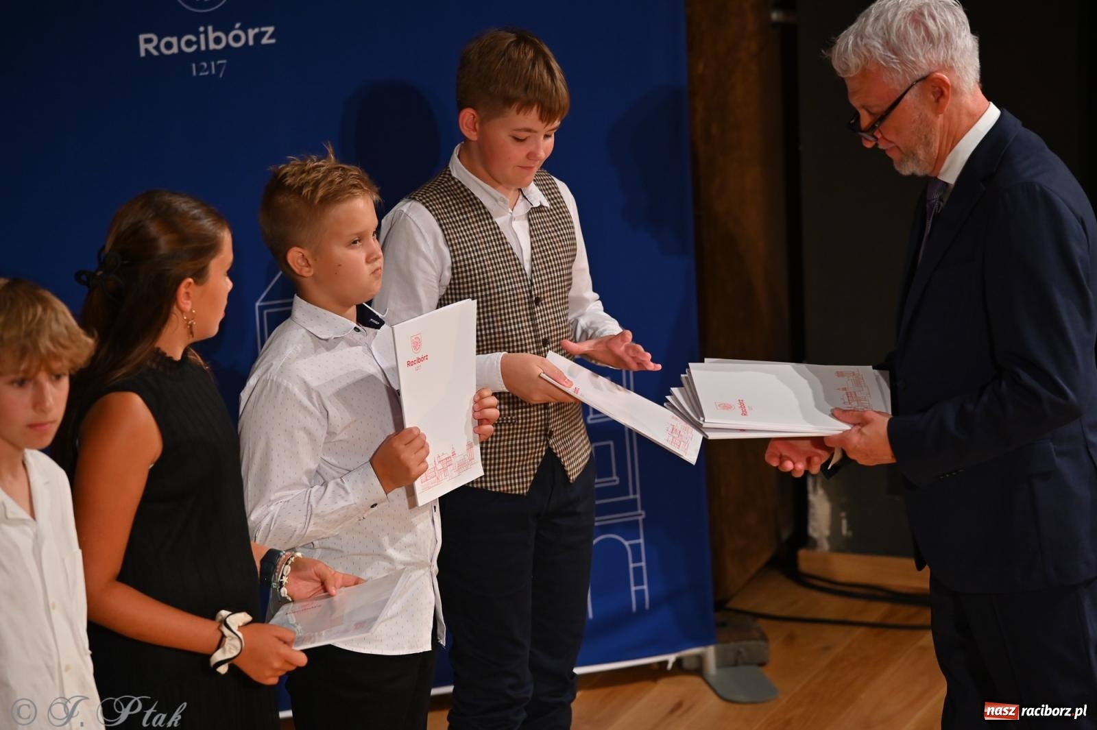 Zdjęcie w galerii na portalu naszraciborz.pl: Prymusi raciborskich szkół odebrali stypendia i gratulacje [FOTO] wiadomości z regionu