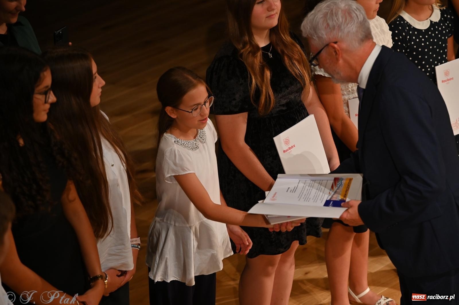Zdjęcie w galerii na portalu naszraciborz.pl: Prymusi raciborskich szkół odebrali stypendia i gratulacje [FOTO] wiadomości z regionu