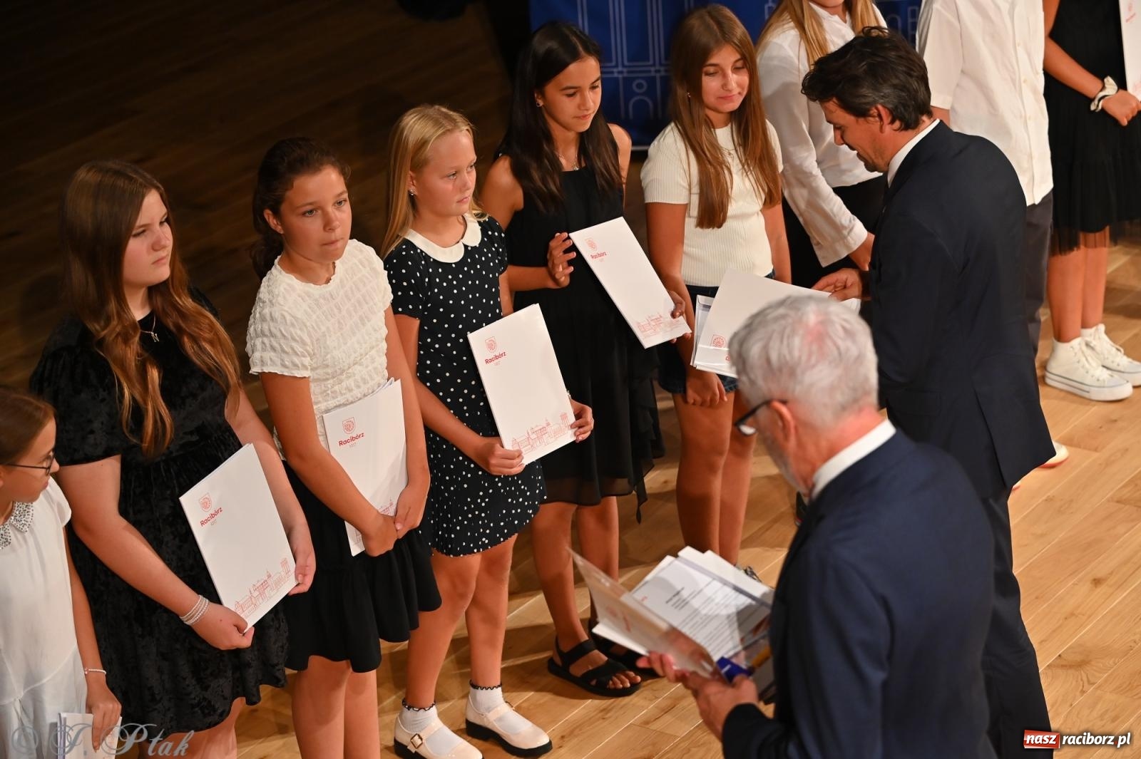 Zdjęcie w galerii na portalu naszraciborz.pl: Prymusi raciborskich szkół odebrali stypendia i gratulacje [FOTO] wiadomości z regionu