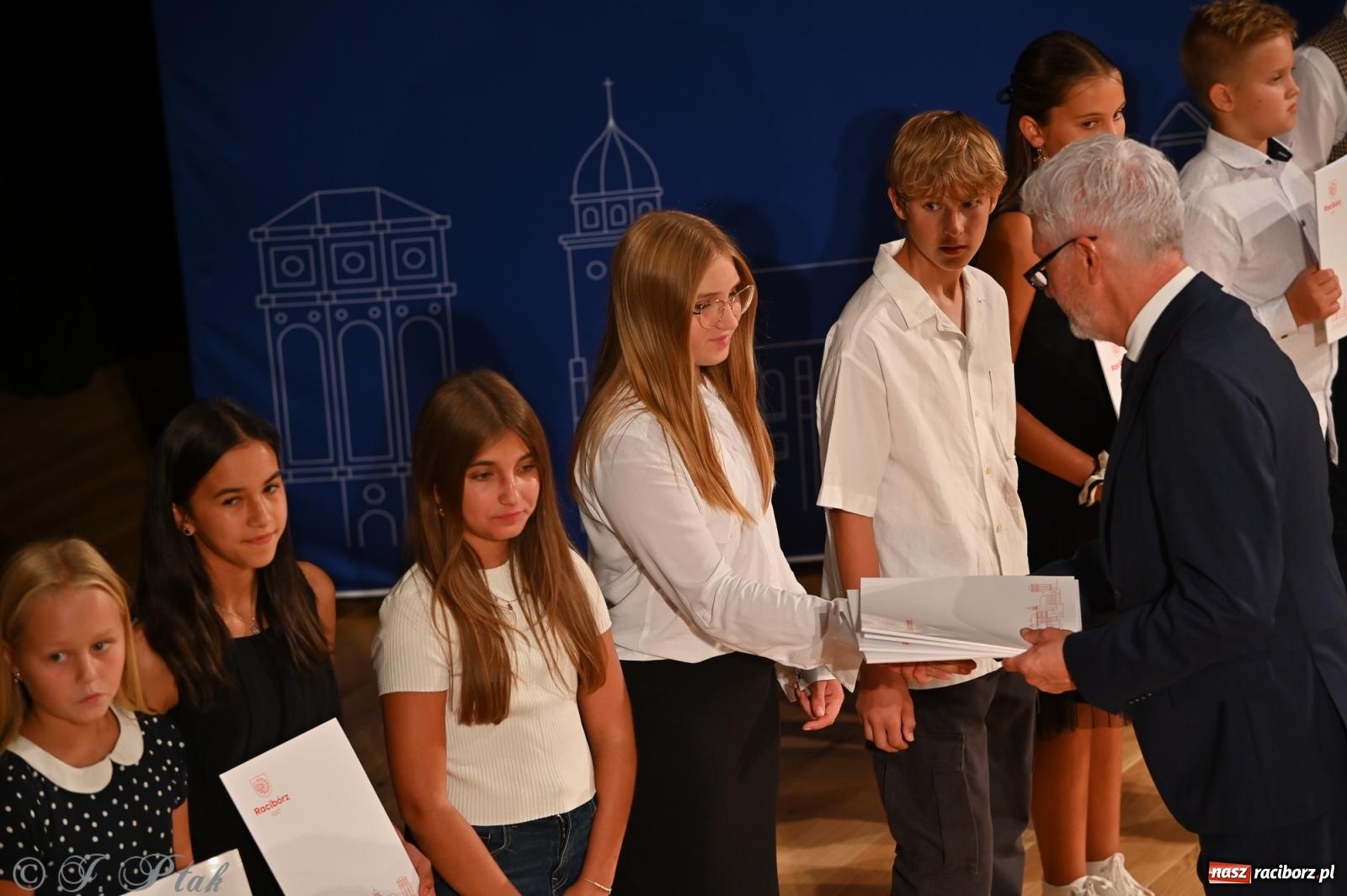 Zdjęcie w galerii na portalu naszraciborz.pl: Prymusi raciborskich szkół odebrali stypendia i gratulacje [FOTO] wiadomości z regionu