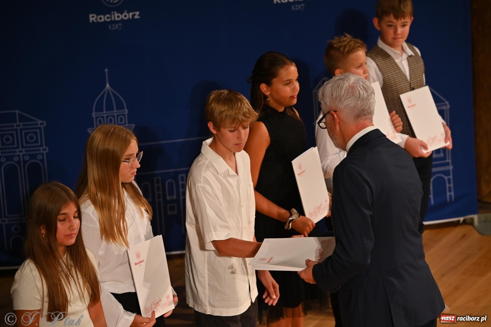 Zdjęcie w galerii na portalu naszraciborz.pl: Prymusi raciborskich szkół odebrali stypendia i gratulacje [FOTO] wiadomości z regionu