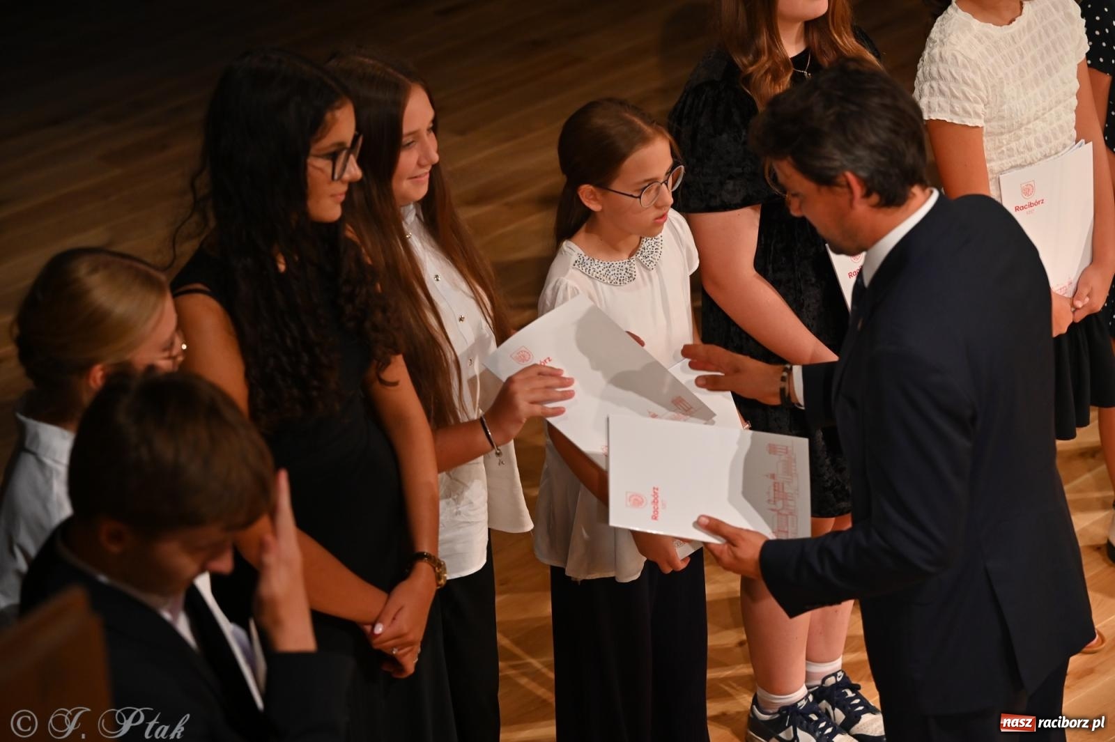 Zdjęcie w galerii na portalu naszraciborz.pl: Prymusi raciborskich szkół odebrali stypendia i gratulacje [FOTO] wiadomości z regionu