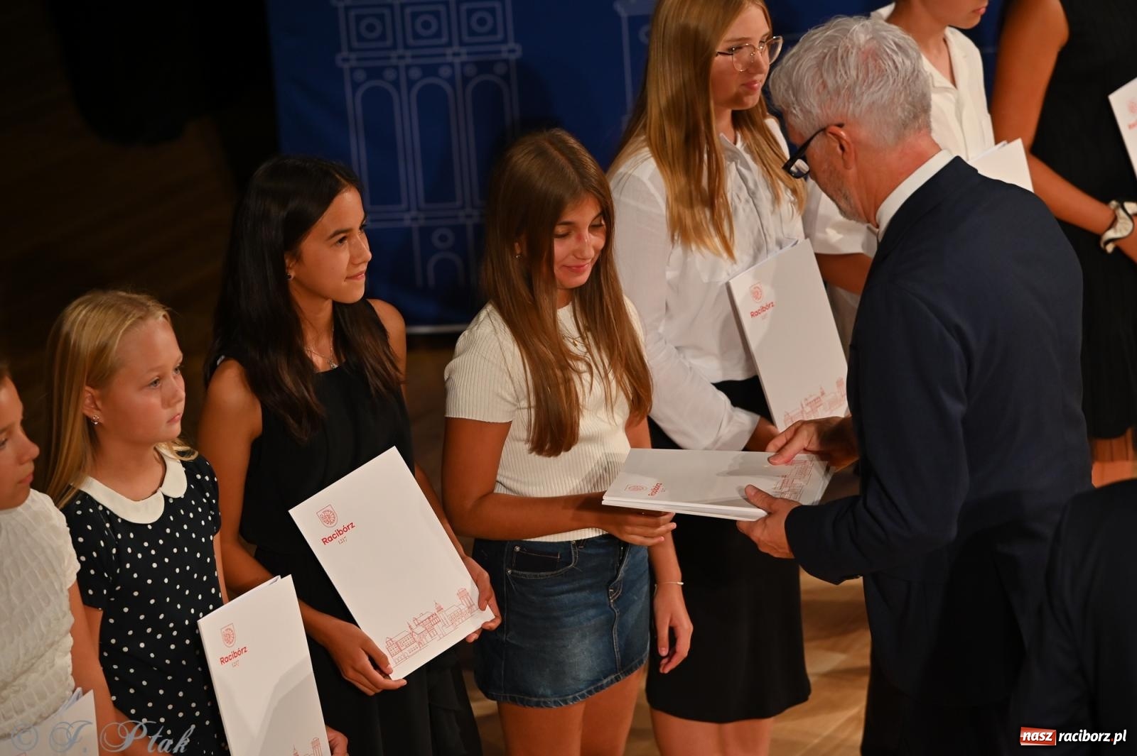 Zdjęcie w galerii na portalu naszraciborz.pl: Prymusi raciborskich szkół odebrali stypendia i gratulacje [FOTO] wiadomości z regionu
