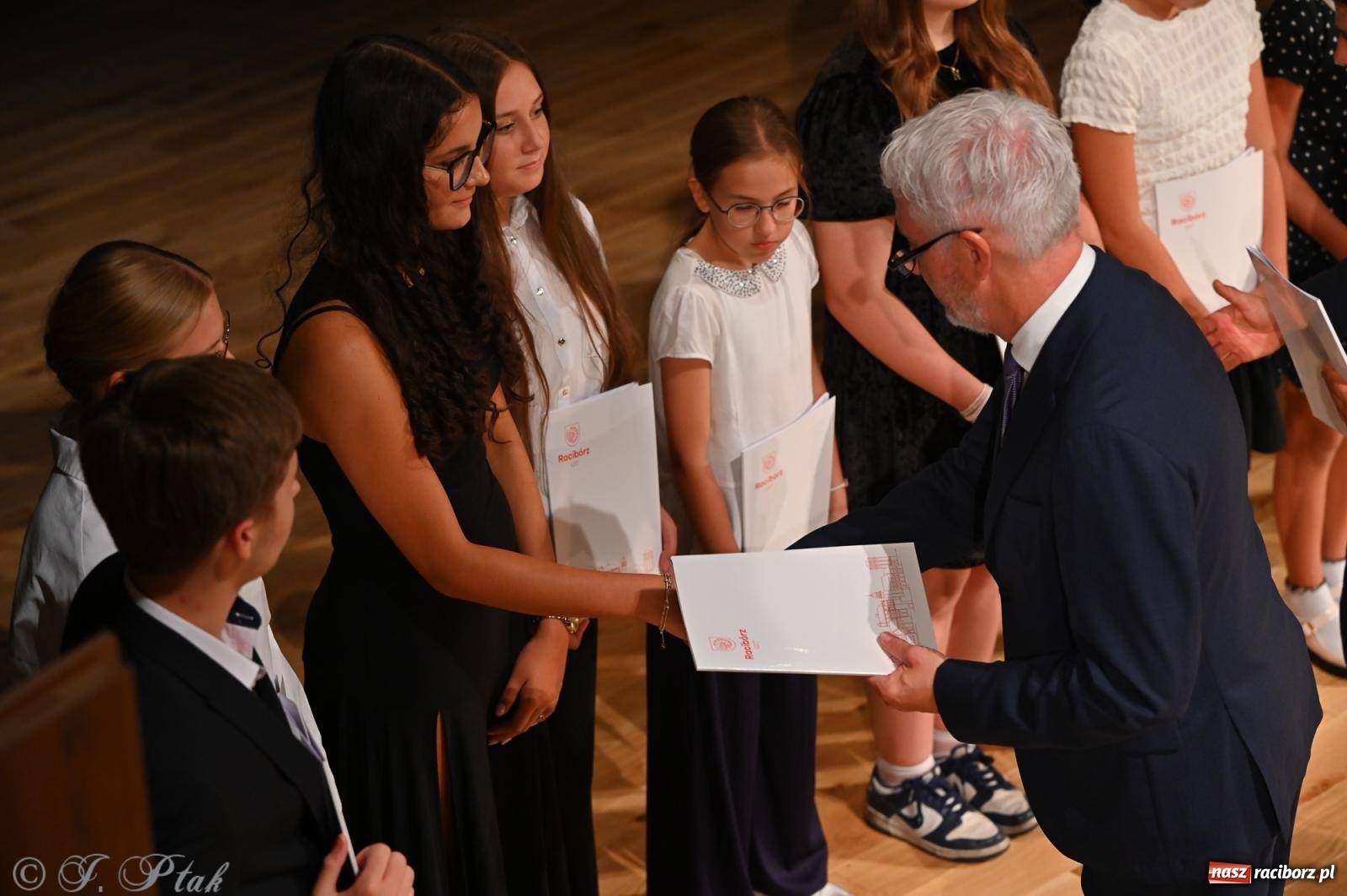 Zdjęcie w galerii na portalu naszraciborz.pl: Prymusi raciborskich szkół odebrali stypendia i gratulacje [FOTO] wiadomości z regionu