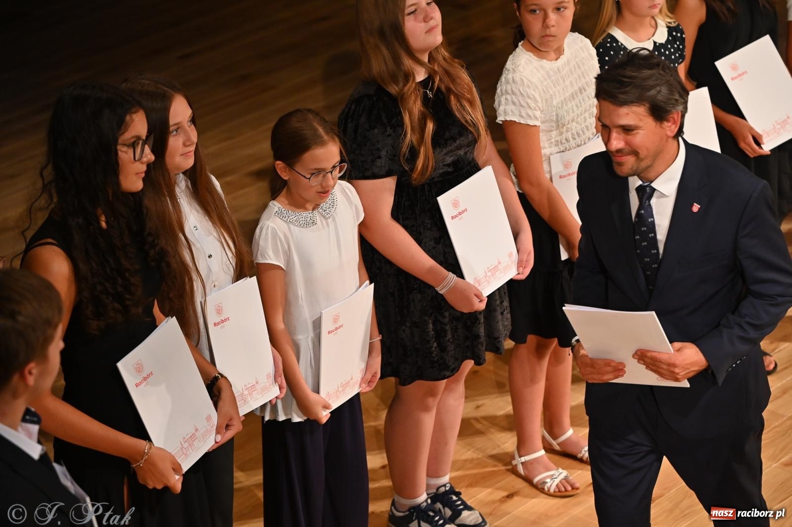 Zdjęcie w galerii na portalu naszraciborz.pl: Prymusi raciborskich szkół odebrali stypendia i gratulacje [FOTO] wiadomości z regionu