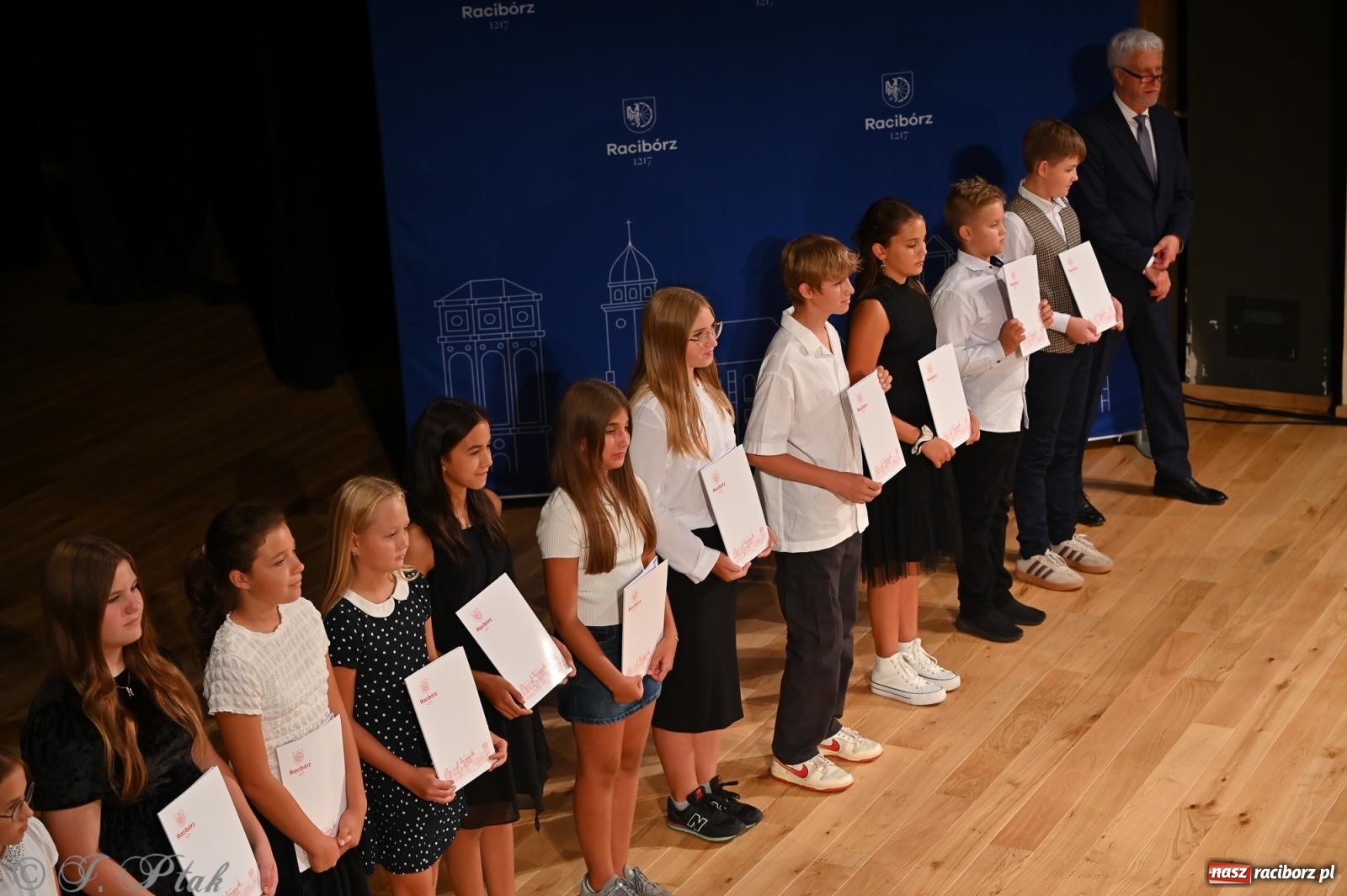 Zdjęcie w galerii na portalu naszraciborz.pl: Prymusi raciborskich szkół odebrali stypendia i gratulacje [FOTO] wiadomości z regionu