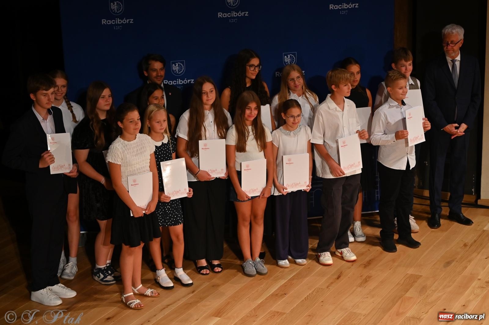 Zdjęcie w galerii na portalu naszraciborz.pl: Prymusi raciborskich szkół odebrali stypendia i gratulacje [FOTO] wiadomości z regionu