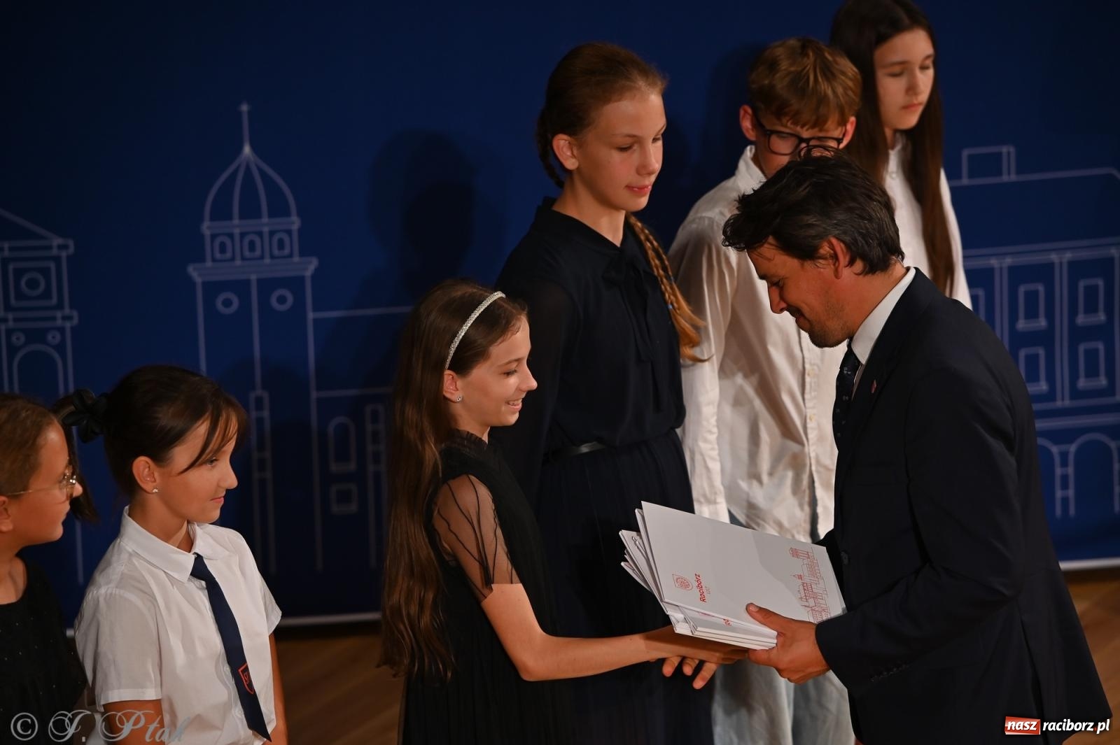 Zdjęcie w galerii na portalu naszraciborz.pl: Prymusi raciborskich szkół odebrali stypendia i gratulacje [FOTO] wiadomości z regionu