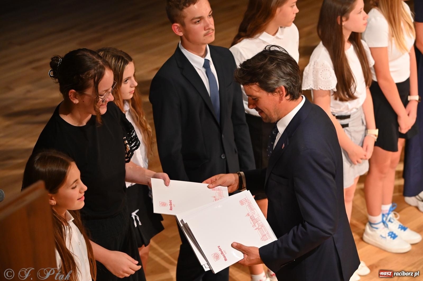 Zdjęcie w galerii na portalu naszraciborz.pl: Prymusi raciborskich szkół odebrali stypendia i gratulacje [FOTO] wiadomości z regionu