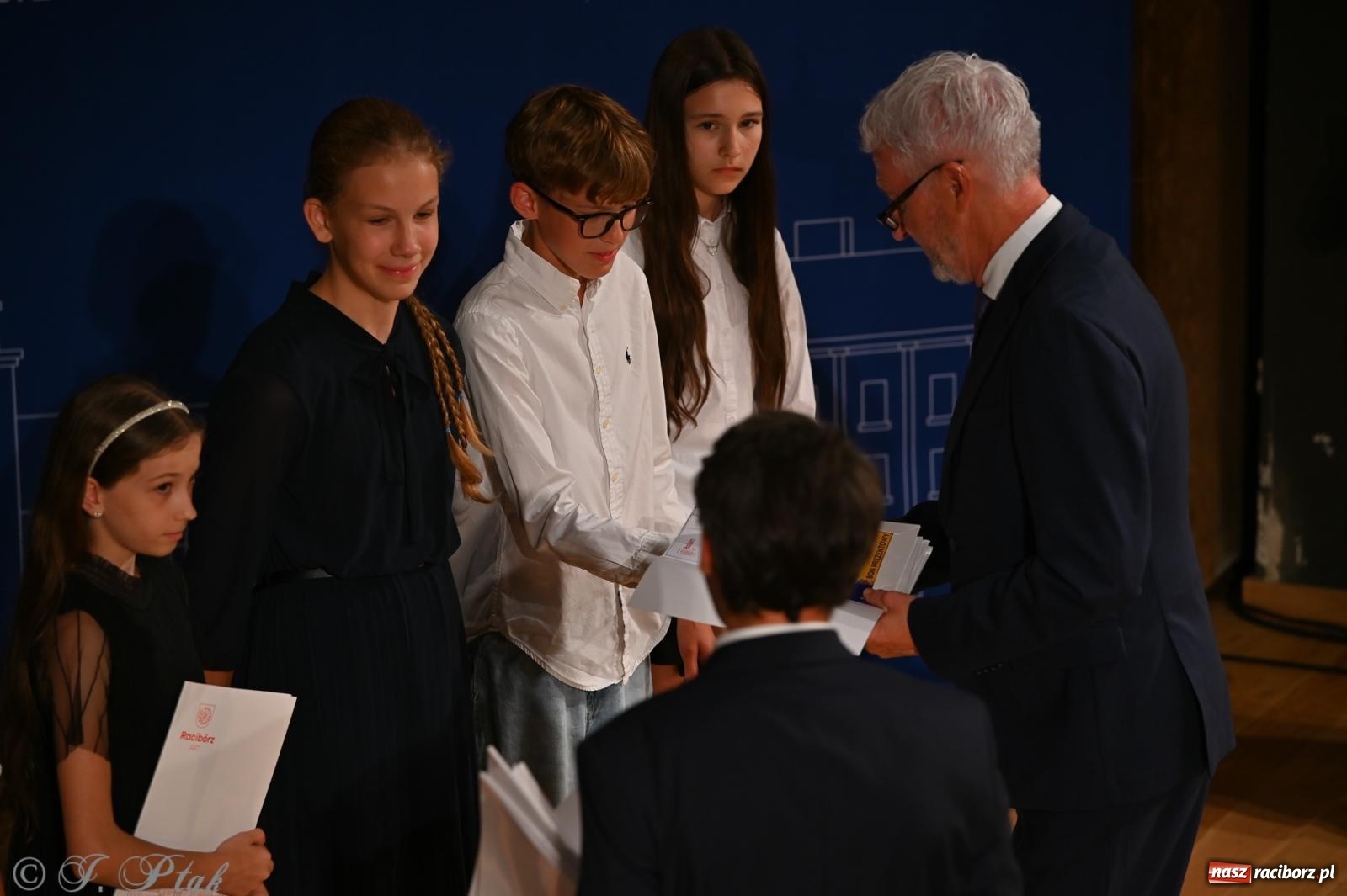 Zdjęcie w galerii na portalu naszraciborz.pl: Prymusi raciborskich szkół odebrali stypendia i gratulacje [FOTO] wiadomości z regionu