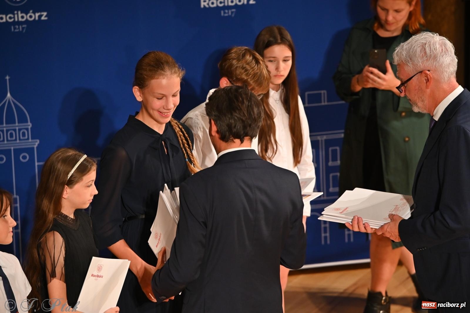 Zdjęcie w galerii na portalu naszraciborz.pl: Prymusi raciborskich szkół odebrali stypendia i gratulacje [FOTO] wiadomości z regionu