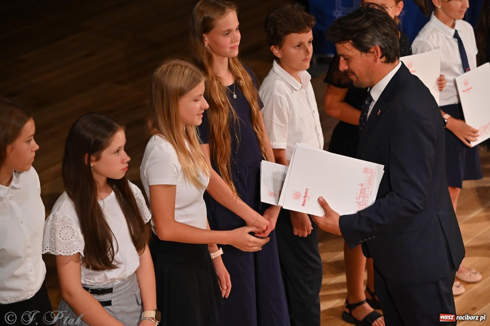 Zdjęcie w galerii na portalu naszraciborz.pl: Prymusi raciborskich szkół odebrali stypendia i gratulacje [FOTO] wiadomości z regionu
