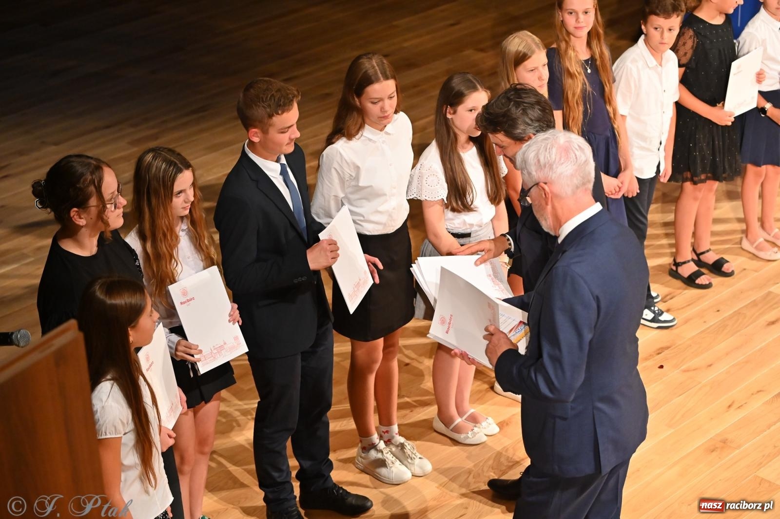 Zdjęcie w galerii na portalu naszraciborz.pl: Prymusi raciborskich szkół odebrali stypendia i gratulacje [FOTO] wiadomości z regionu