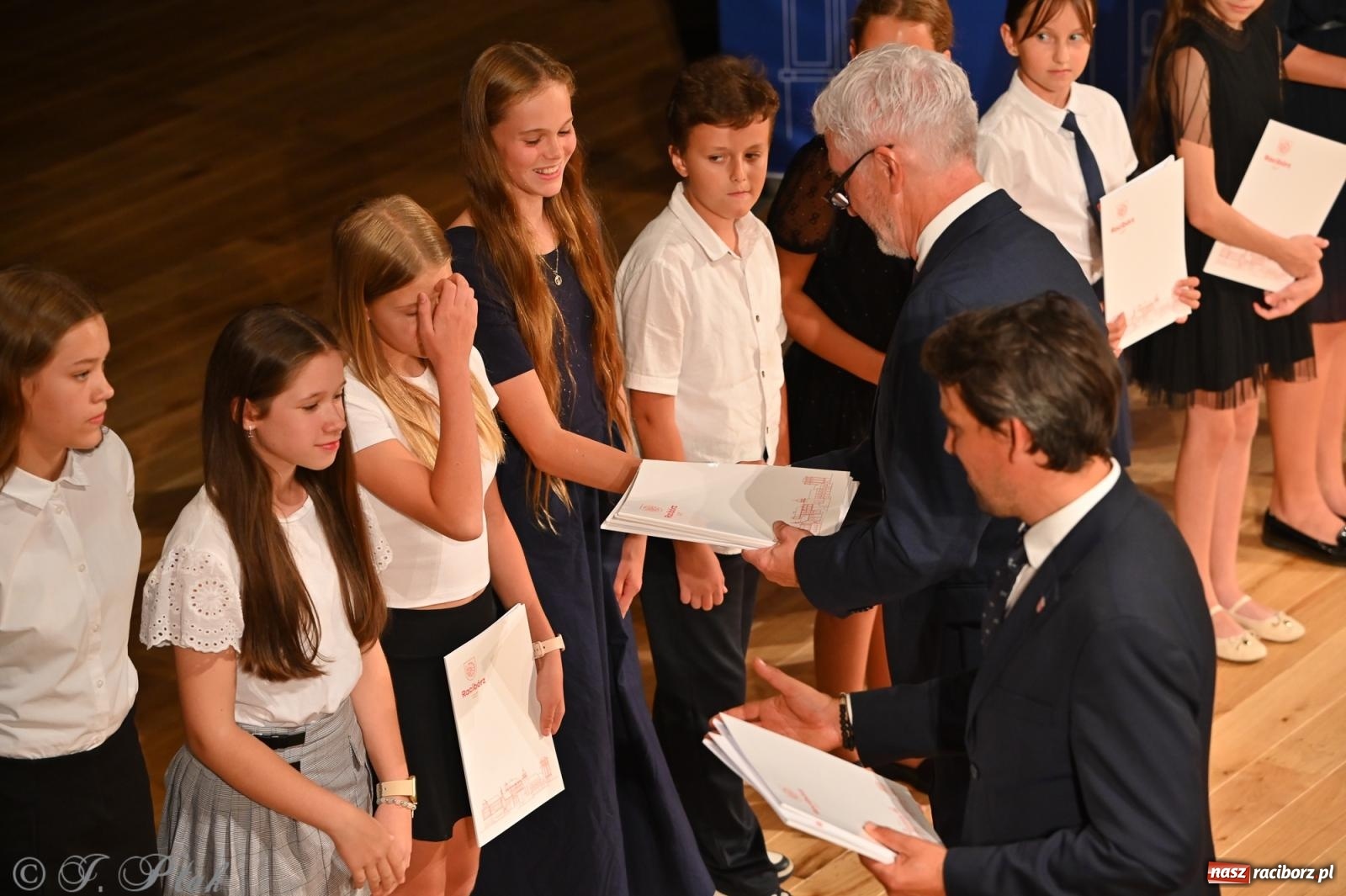 Zdjęcie w galerii na portalu naszraciborz.pl: Prymusi raciborskich szkół odebrali stypendia i gratulacje [FOTO] wiadomości z regionu