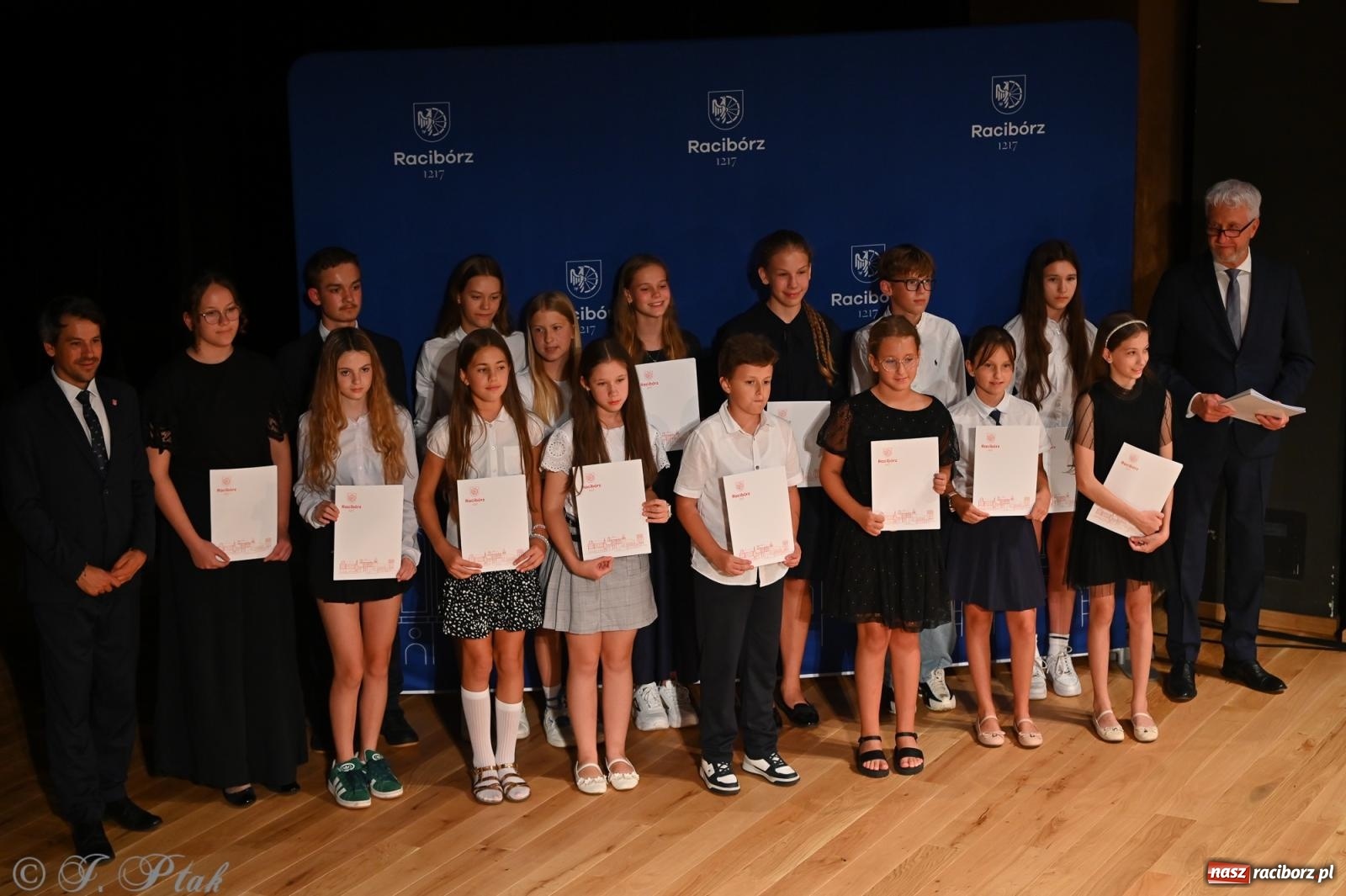 Zdjęcie w galerii na portalu naszraciborz.pl: Prymusi raciborskich szkół odebrali stypendia i gratulacje [FOTO] wiadomości z regionu