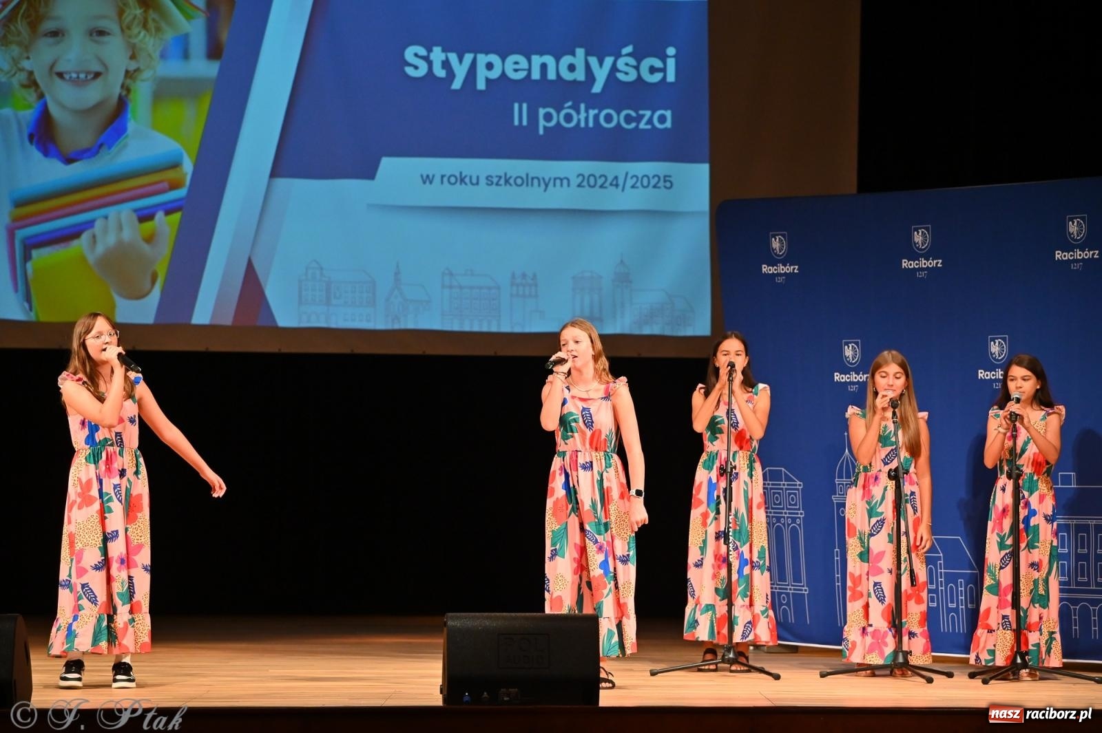 Zdjęcie w galerii na portalu naszraciborz.pl: Prymusi raciborskich szkół odebrali stypendia i gratulacje [FOTO] wiadomości z regionu