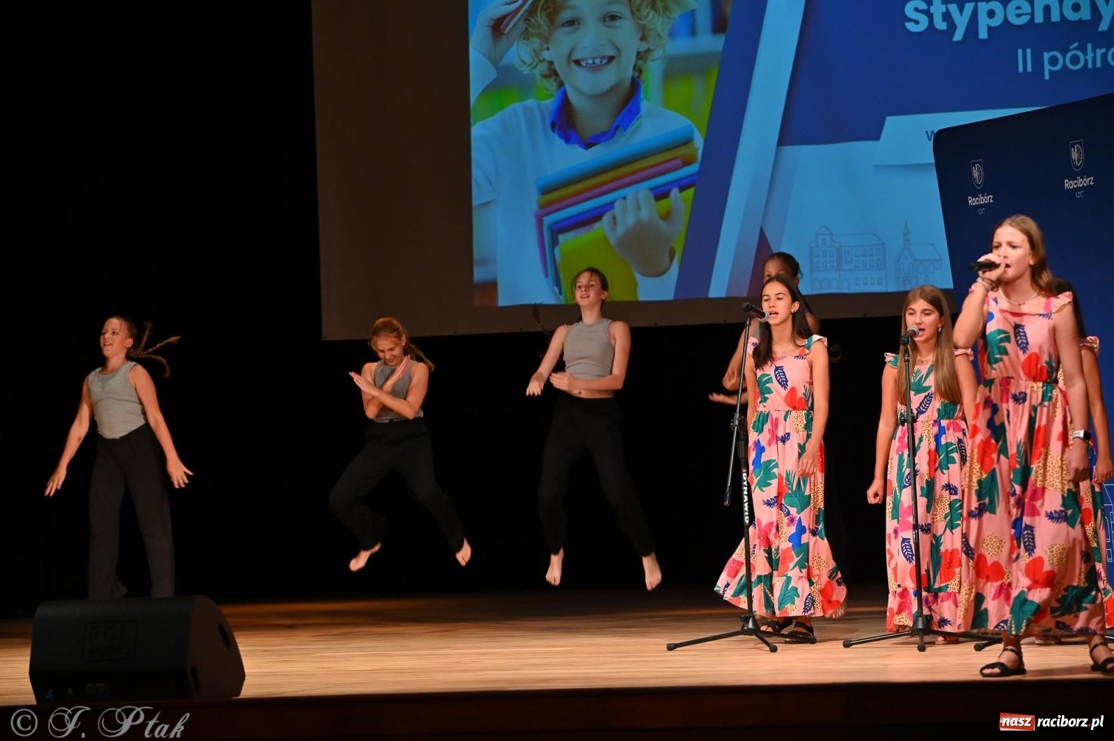 Zdjęcie w galerii na portalu naszraciborz.pl: Prymusi raciborskich szkół odebrali stypendia i gratulacje [FOTO] wiadomości z regionu