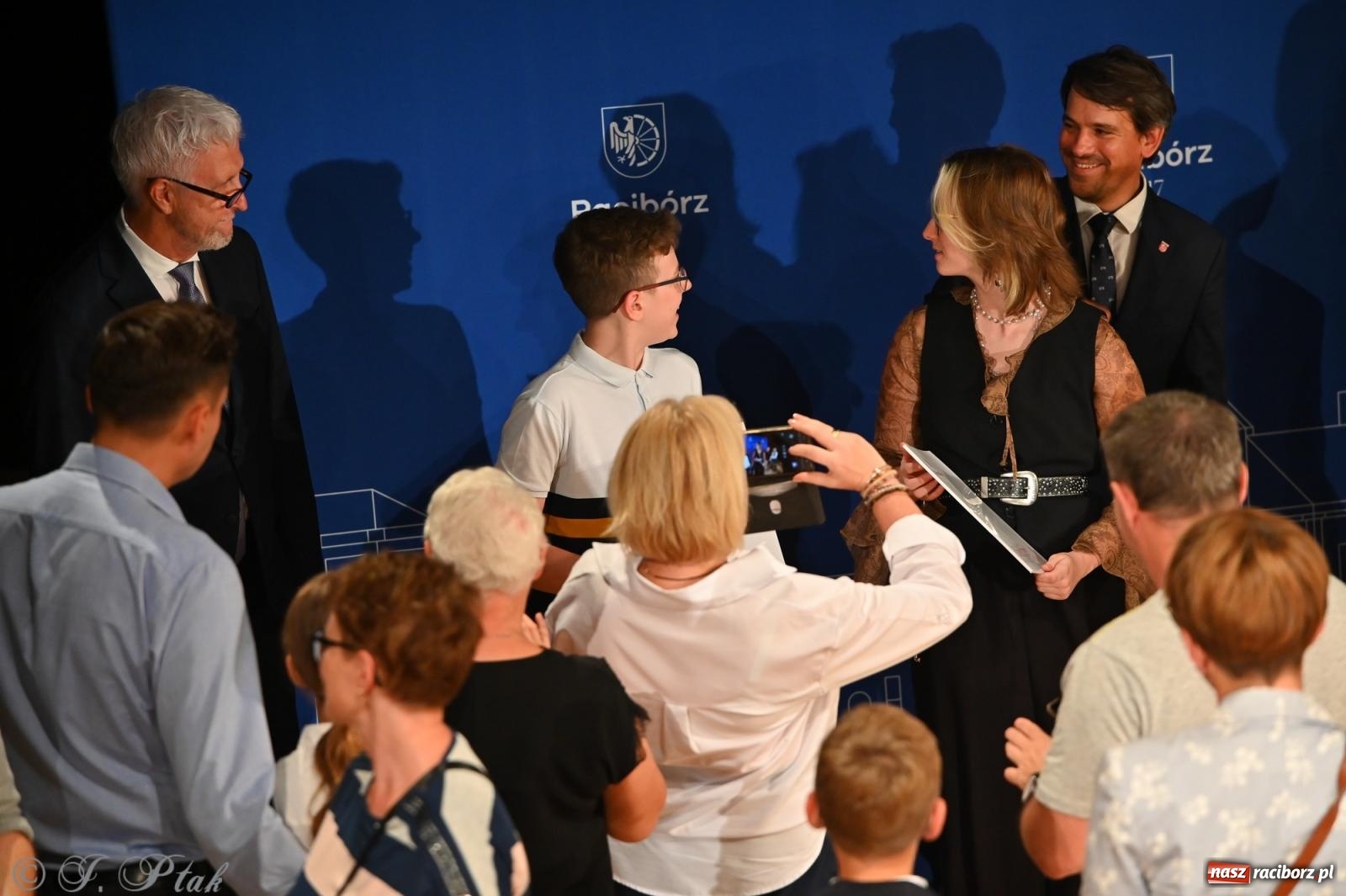 Zdjęcie w galerii na portalu naszraciborz.pl: Prymusi raciborskich szkół odebrali stypendia i gratulacje [FOTO] wiadomości z regionu