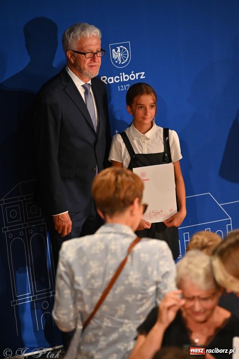 Zdjęcie w galerii na portalu naszraciborz.pl: Prymusi raciborskich szkół odebrali stypendia i gratulacje [FOTO] wiadomości z regionu